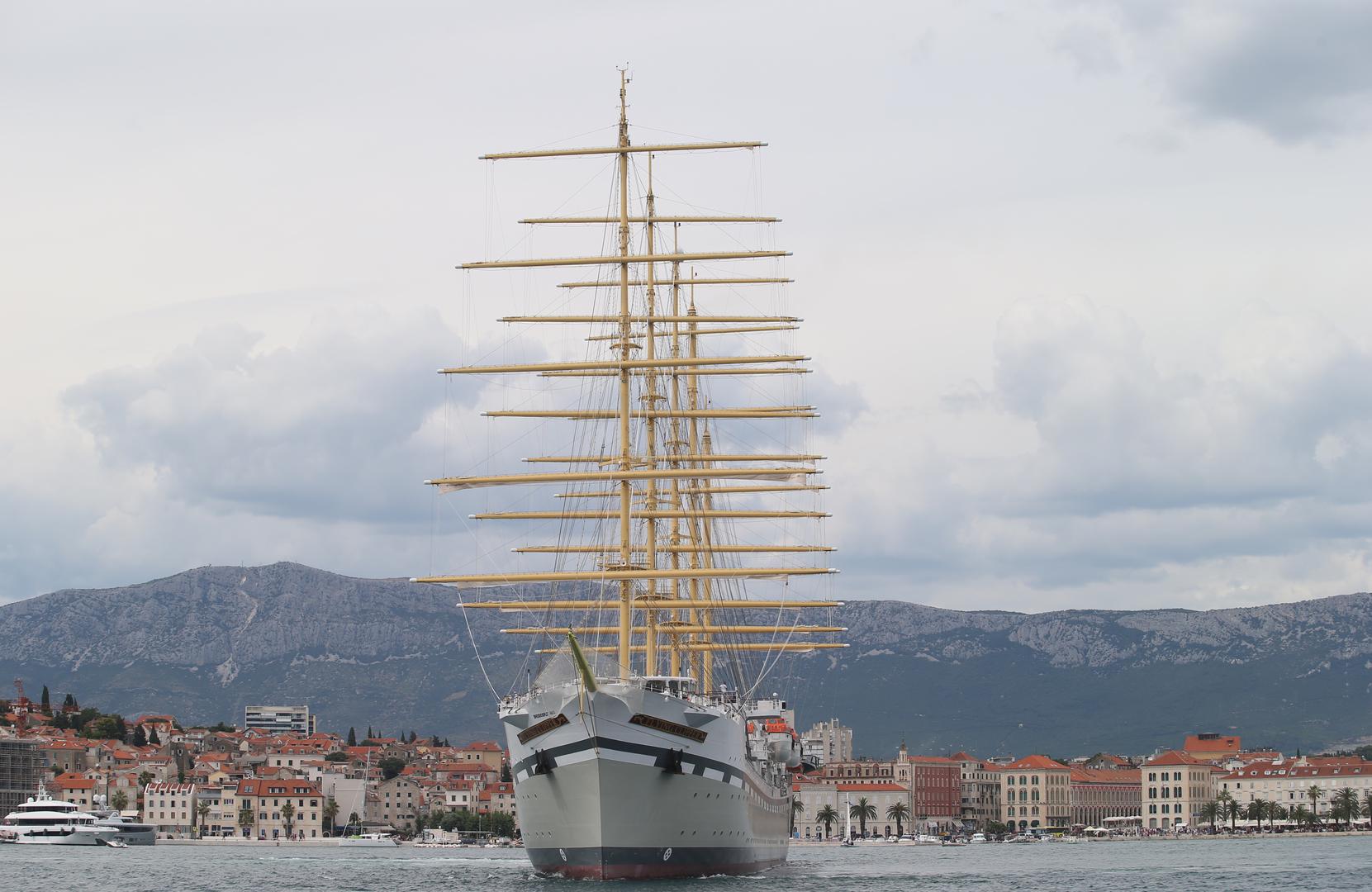 9. Najveći jedrenjak: Zlatni horizont, koji je izgradio Brodosplit, kolosalna je barka s pet jarbola teška 8770 tona i nosi titulu najvećeg jedrenjaka na svijetu. Veličine je 162,22 puta 18,6 metara i opremljen je s dva dizel-električna motora koji mu omogućuju krstarenje brzinom od 16 čvorova (29,63 km/h). Brod prima 272 putnika i ima 159 članova posade.