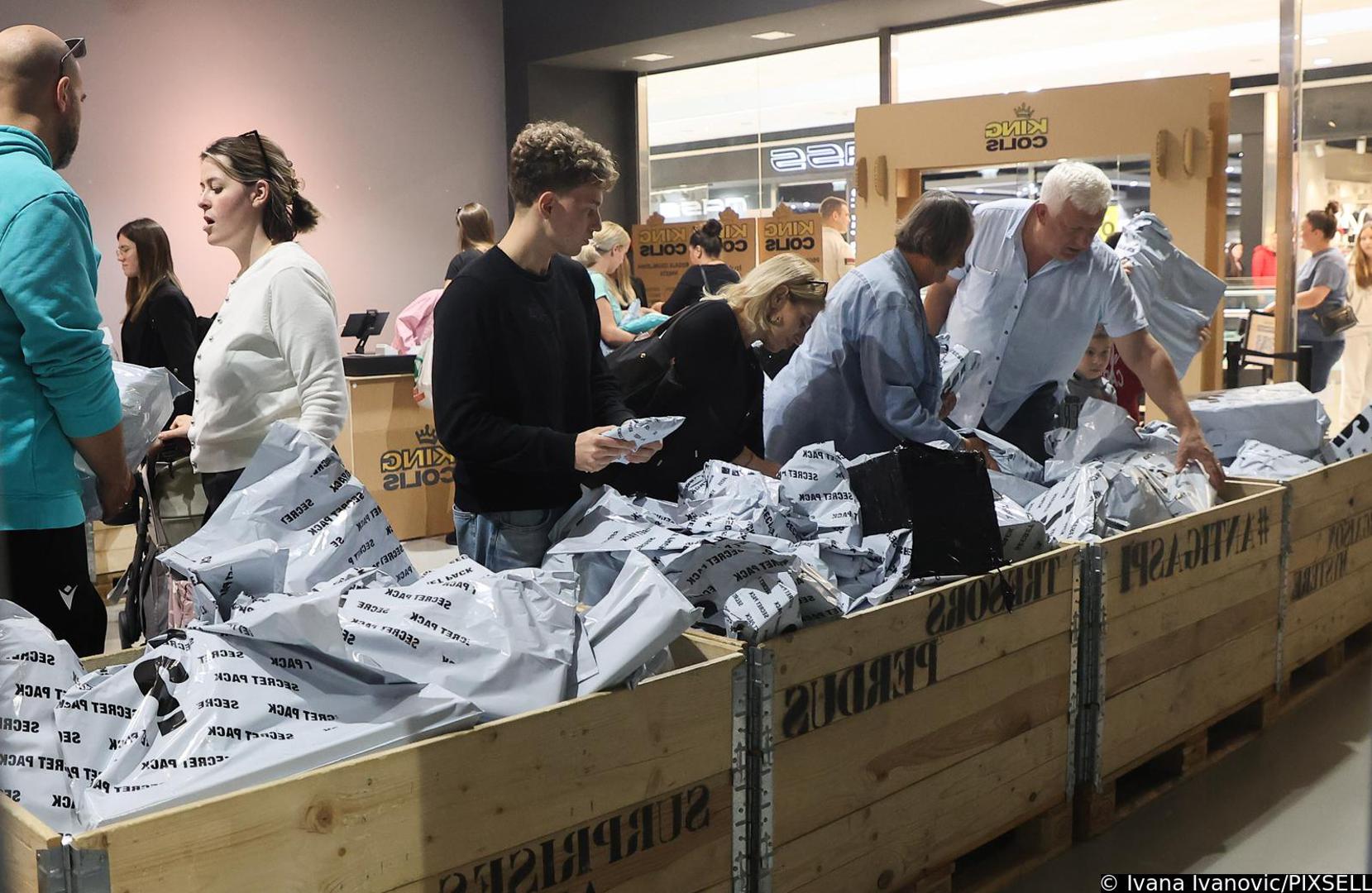 Sadržaj? Navodno sve što bi moglo biti u izgubljenim pošiljkama – od dokumentacije i dječjih igračaka, do odjeće za pse.