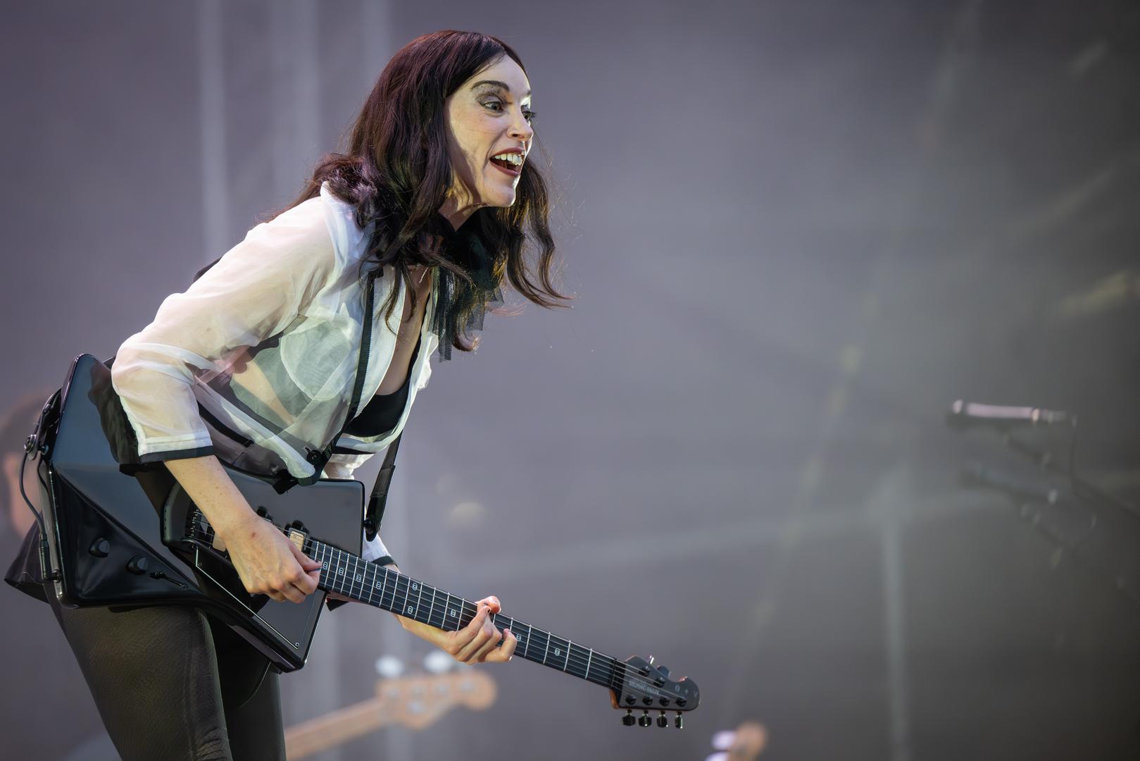 St. Vincent, poznata po svojoj inovativnosti i snažnom scenskom nastupu, još jednom je potvrdila status jedne od najzanimljivijih suvremenih glazbenica. Njezin nastup bio je prožet energijom, virtuoznošću i prepoznatljivim, pomaknutim vizualnim identitetom, što je publika nagradila ovacijama.