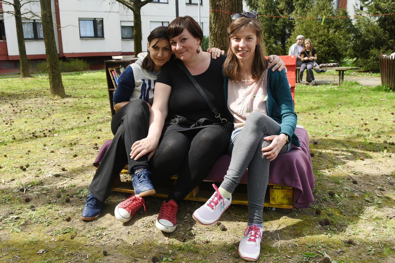 11.04.2015., Zagreb - Udruga Vestigium na trgu u Rudeskoj 142 organizirala je cjelodnevnu akciju Cvjetnjak Vrbana u sklopu koje je i podijeljena hrana za dvjestotinjak gradjana. Photo: Davor Visnjic/PIXSELL