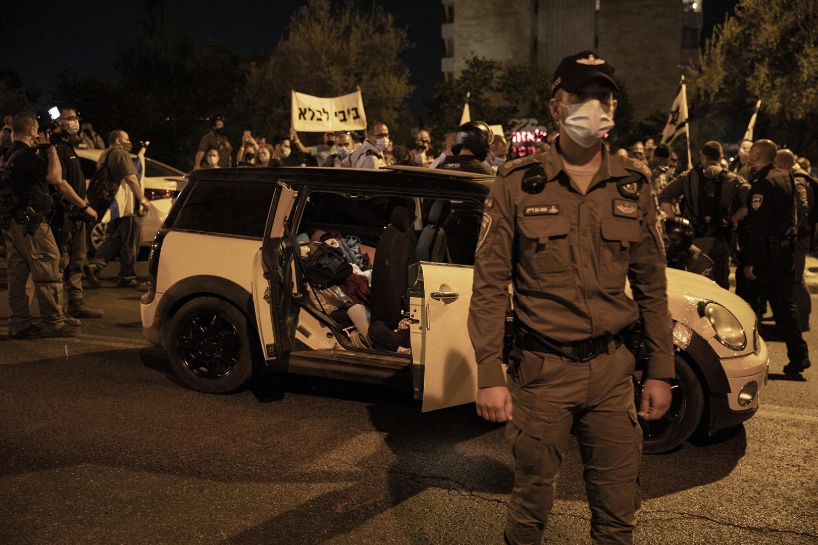 20 September 2020, Israel, Jerusalem: An Israeli policeman stands next to the car of a man who was arrested under suspicion of trying to run over anti-government protesters outside the residence of Israeli Prime Minister Benjamin Netanyahu. Photo: Ilia Yefimovich/dpa /DPA/PIXSELL
