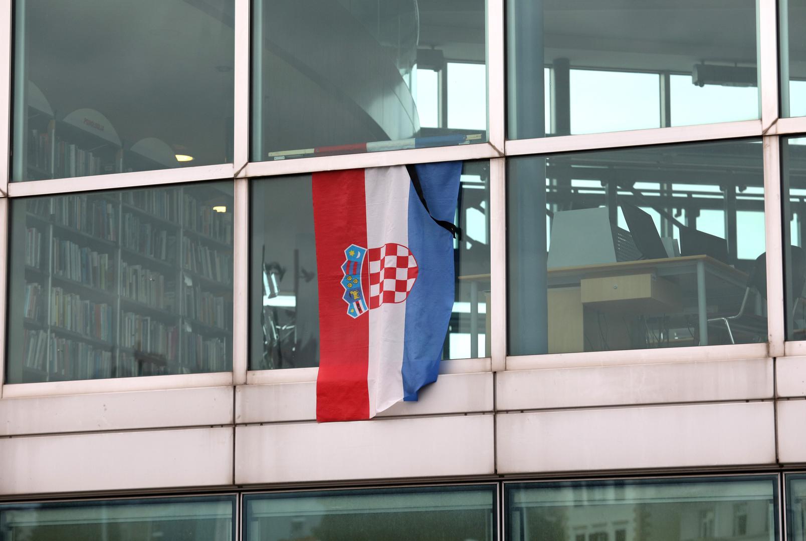 02.02.2021., Sibenik - Povodom cetverostrukog ubojstva i samoubojstva u Sibeniku je proglasen dan zalosti. Zastave su spustene na pola koplja. Photo: Dusko Jaramaz/PIXSELL