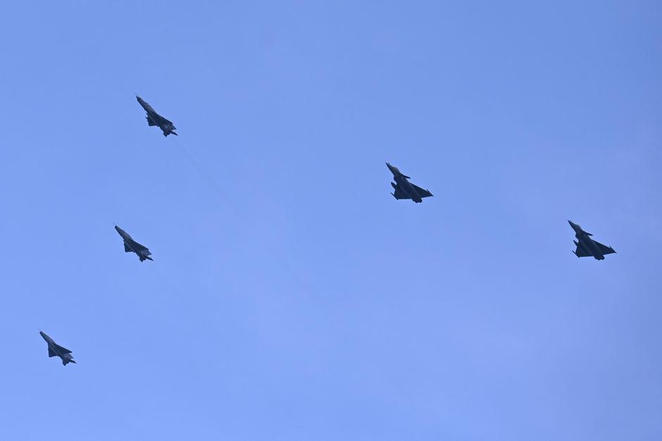 Prelet tri MIG-a 21 i dva Rafala iznad zadarskog kanala