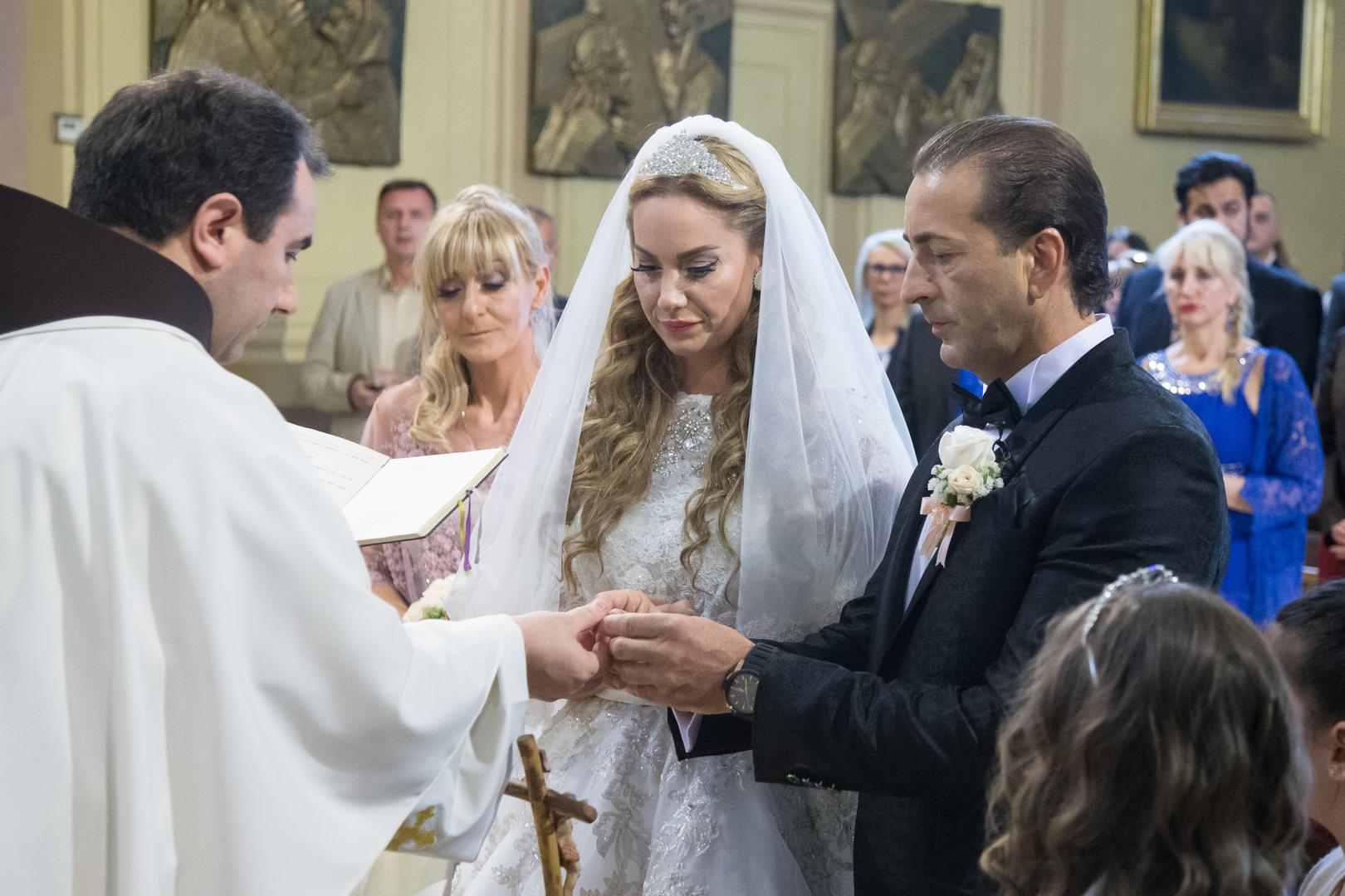  Godinama je bila sinonim hrvatskog showbiza, sudjelovala u raznim reality programima, imala čak i vlastiti, vodila bludan i nemoralan život, ispunjen lažnim sjajem i samo prolaznom srećom.  