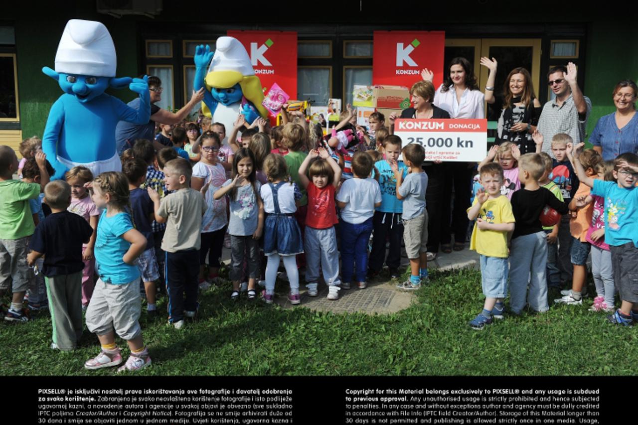 '05.09.2013., Zagreb - Djecjem vrticu Kolibri Konzum je donirao igracke u vrijednosti od 25 000 kuna. Igracke su dijelile lutke Strumfovi.  Photo: Davor Visnjic/PIXSELL'