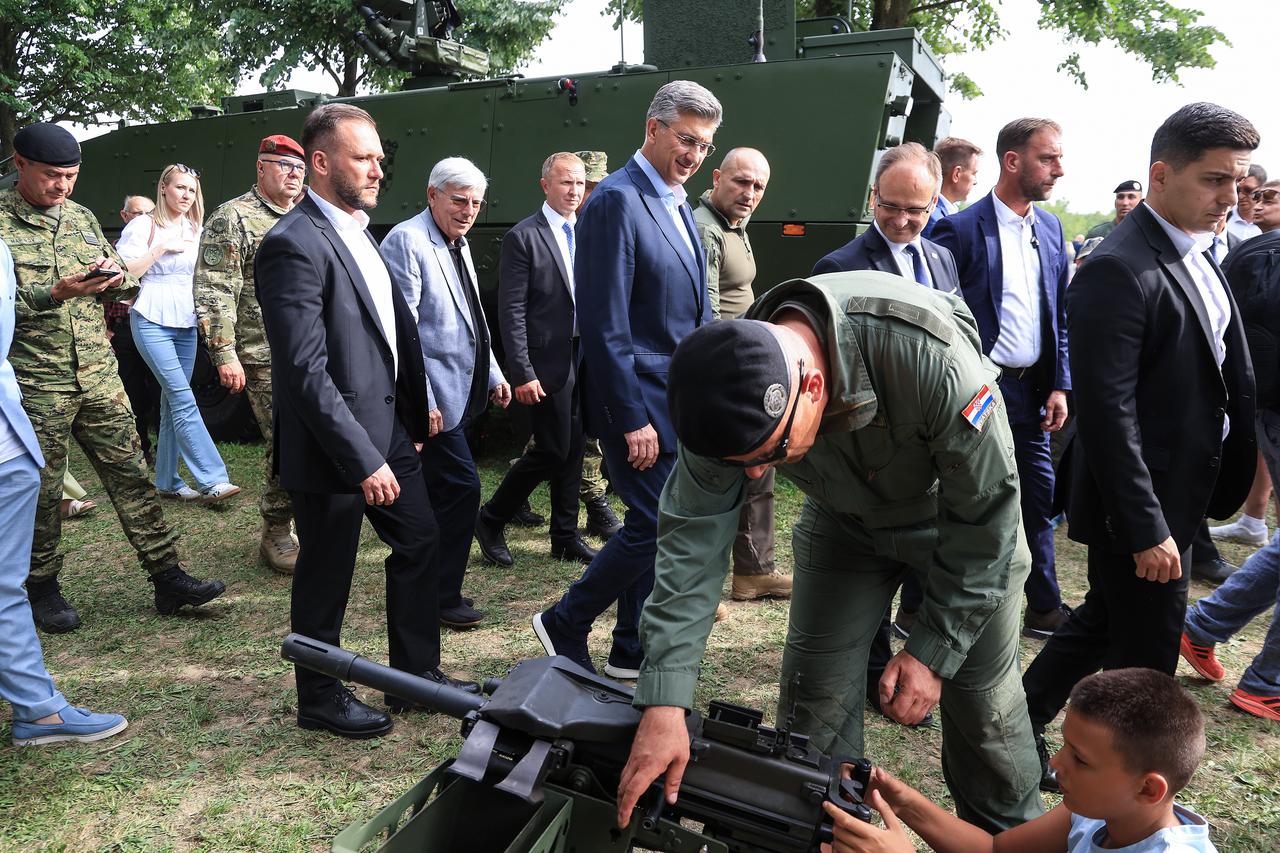 Zagreb: Predsjednik Vlade Andrej Plenković i članovi Vlade u obilasku naoružanja i opreme Oružanih snaga Republike Hrvatske