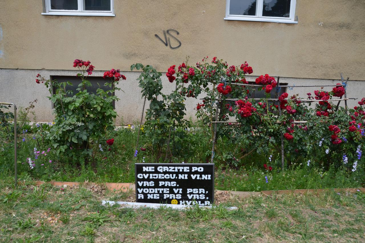 Stanar ostavio poruke prolaznicima koji uništavaju njegov vrt