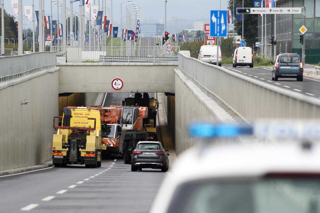 Zagreb: Kamion s dignutim kranom zapeo je u podvožnjaku na Radničkoj cesti