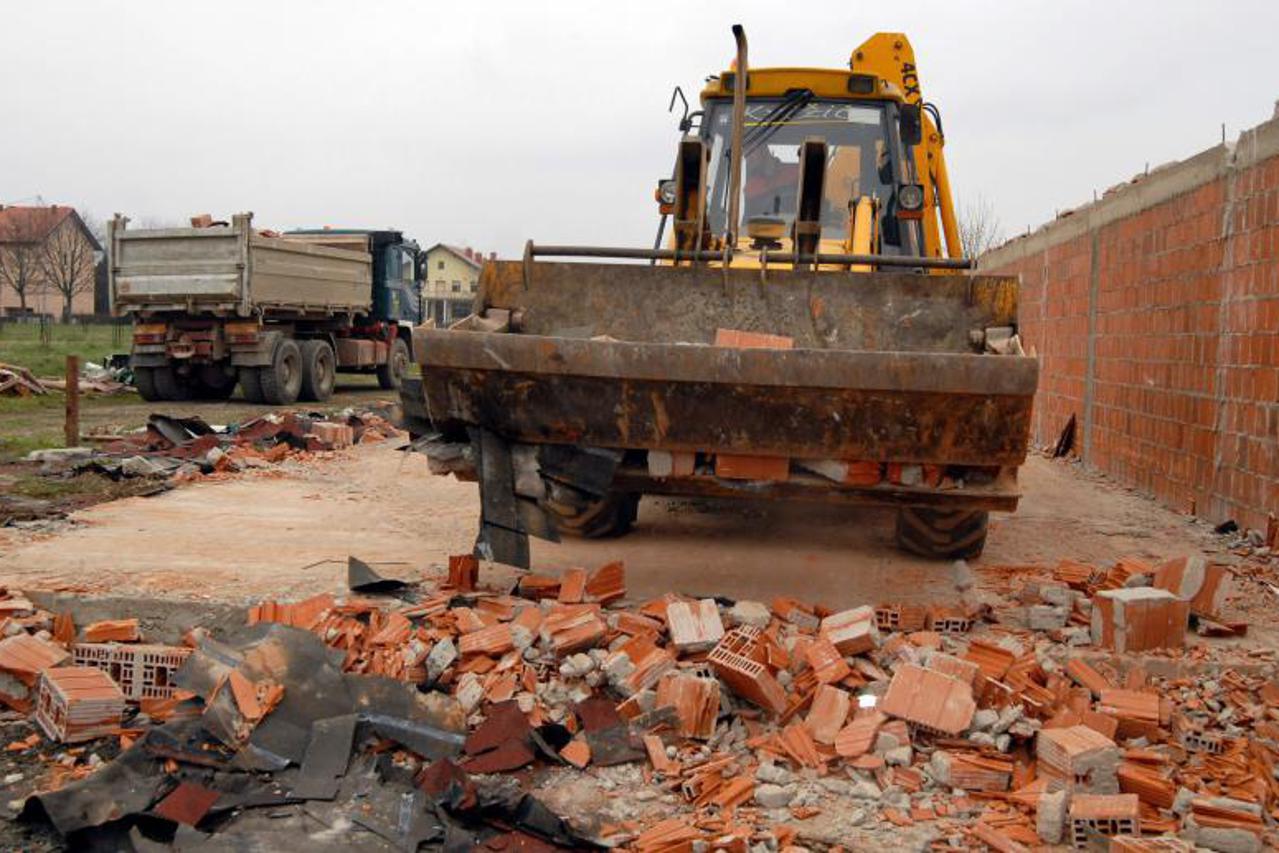 bespravna granja, rušenje (1)