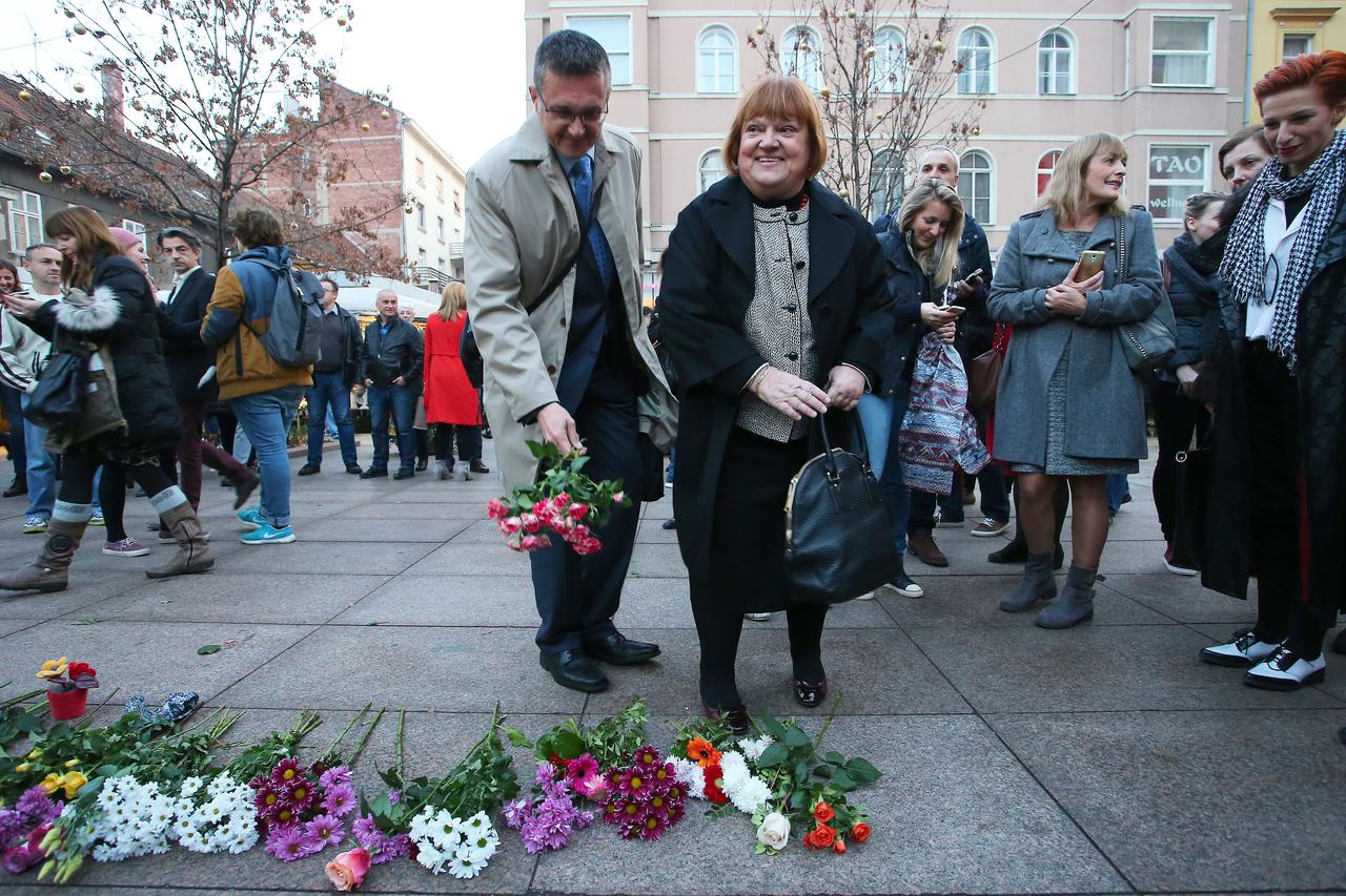 22.11.2016., Zagreb - Gradjani revoltirani najnovijim potezom gradonacelnika Milana Bandica vezano uz cvjecarne na Cvjetnom, organizirali su prosvjed Cvijet za Cvjetni gdje su ostavljali cvijece na plocnik. Beus Richembergh i Anka Mrak Taritas.  Photo: Ju