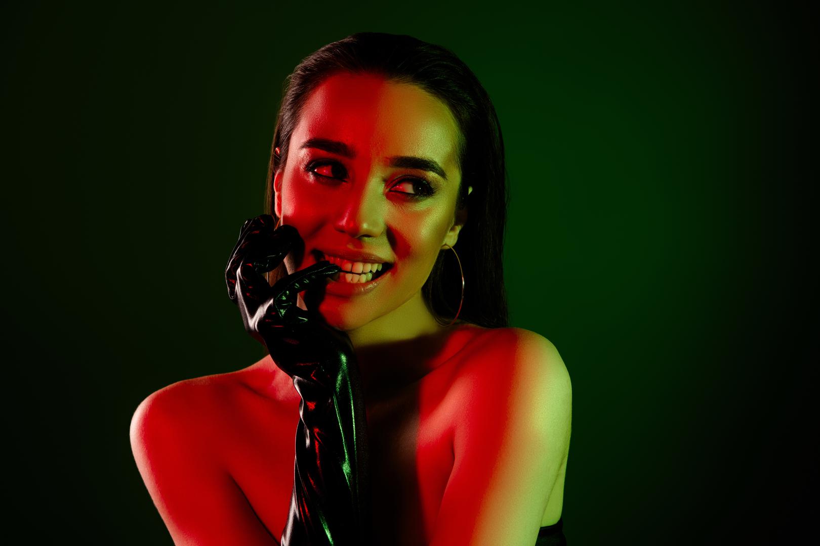 Blizanci: Blizanci su poznati po svojoj živahnosti i raznolikosti. Njihova sposobnost prilagodbe različitim situacijama i njihov brz um čine ih izuzetno privlačnima u društvenim situacijama. Blizanci često zrače mladenačkom energijom koja privlači druge. Zamislite osobu koja može voditi duboke filozofske razgovore, a zatim se u trenu prebaciti na najnovije trendove u pop kulturi. To su Blizanci - nikad dosadni, uvijek zanimljivi i puni iznenađenja.