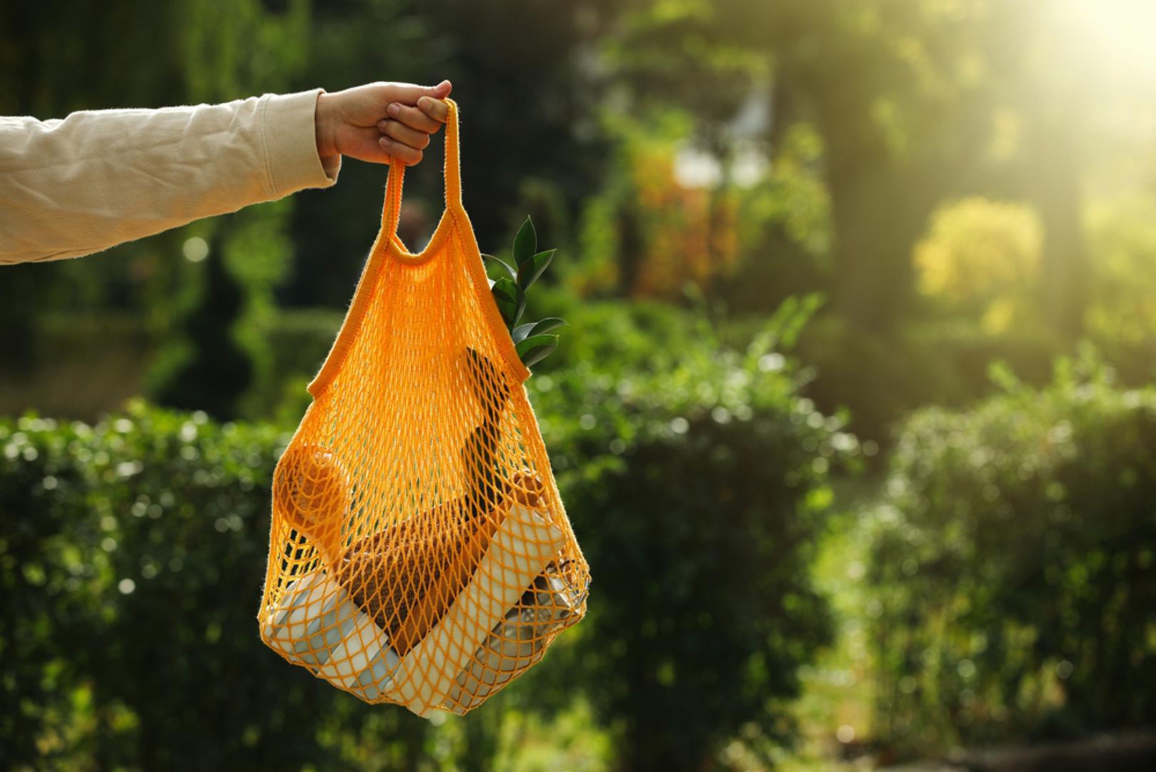 Smanjite korištenje plastike za jednokratnu upotrebu: Umjesto plastičnih vrećica, boca i jednokratnih posuda, u domu se mogu koristiti trajne i višekratne alternative. Staklene boce, platnene vrećice, posude za pohranu hrane i metalne slamke samo su neki od jednostavnih izbora. Što manje jednokratne plastike koristimo, to manje otpada stvaramo i manje opterećujemo okoliš.