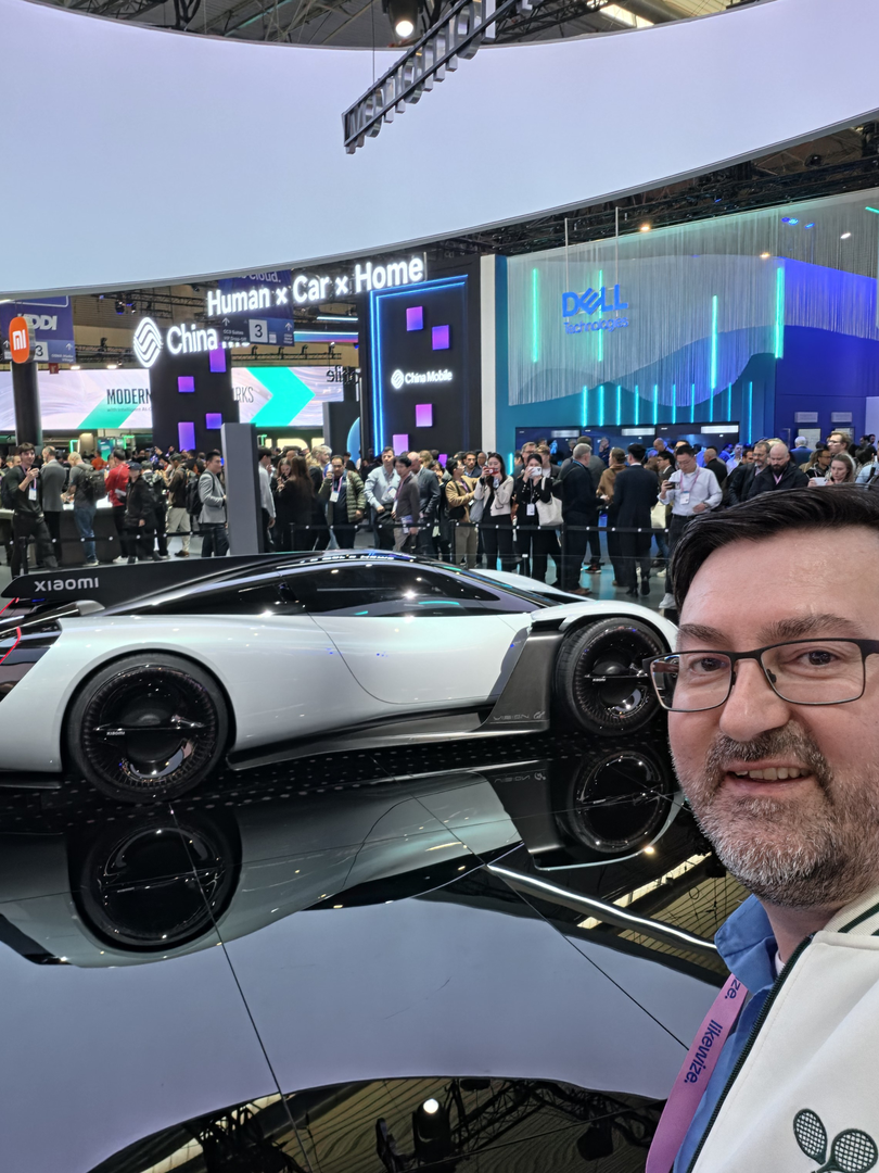 Dizajniran je bez ograničenja cestovnog modela, s proporcijama izdržljivog prototipa, pomaknutom kabinom prema naprijed, vrlo čistim površinama i potpuno digitalnom unutrašnjošću osmišljenom za simuliranu vožnju.