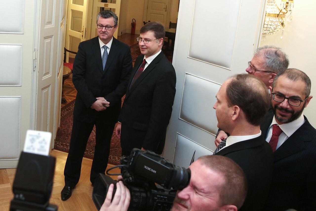 26.02.2016., Zagreb - Predsjednik Vlade Republike Hrvatske Tihomir Oreskovic sastao se s potpredsjednikom Europske komisije za euro i socijalni dijalog Valdisom Dombrovskisom Photo: Patrik Macek/PIXSELL