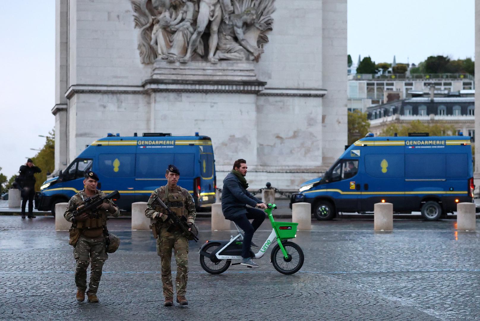 Ranije su francuski premijer Sébastien Lecornu i ministar unutarnjih poslova Laurent Nuñez, najavili da će uz policiju angažirati i dio vojske. 