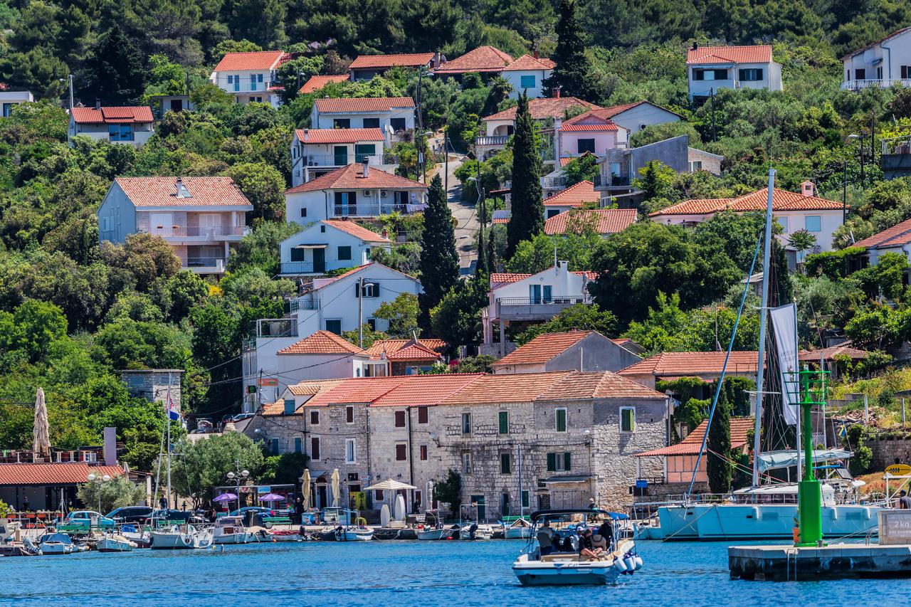 Proljetne panorame mjesta Maslinica na zapadnom djelu Šolte