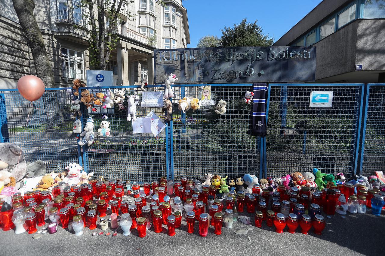 Zagreb: Građani ostavljaju plišane igračke i pale svijeće ispred bolnice za preminulu djevojčicu