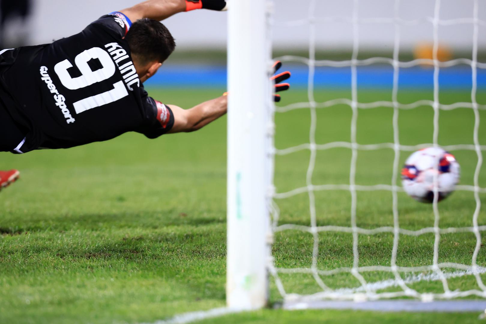 Zrinjski je poveo u 3. minuti golom bivšeg igrača Dinama, Marija Ćužea, a izjednačio je Nikola Kalinić u 13. minuti.