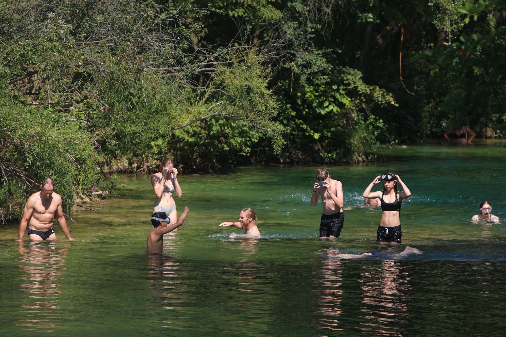 22.08.2023., Belavici - Osvjezenje od novog toplinskog vala mnogi traze kupanjem u rijeci Mreznici. Popularno kupaliste Brig u Belavicima ovih je dana prepuno domacih kupaca te stranih turista koji borave u obliznjem kampu. Photo: Kristina Stedul Fabac/PIXSELL