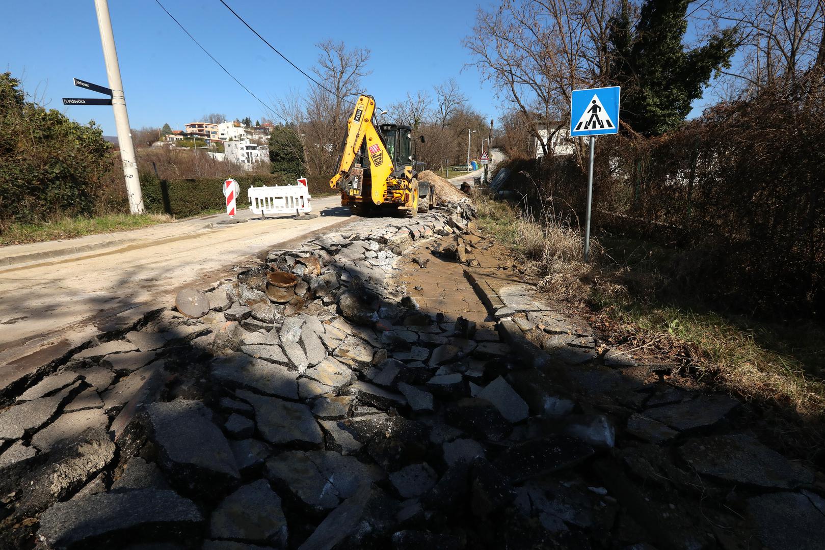 "Bitno je da se klizište stabilizira, da se otkloni bilo kakva opasnost za imovinu građana, da podzemne instalacije funkcioniraju i da se prometnica koja je sada zatvorena što prije vrati u funkciju", poručio je. Tomašević je upozorio i da je na Pantovčaku veliko klizište koje je poznato desetljećima.