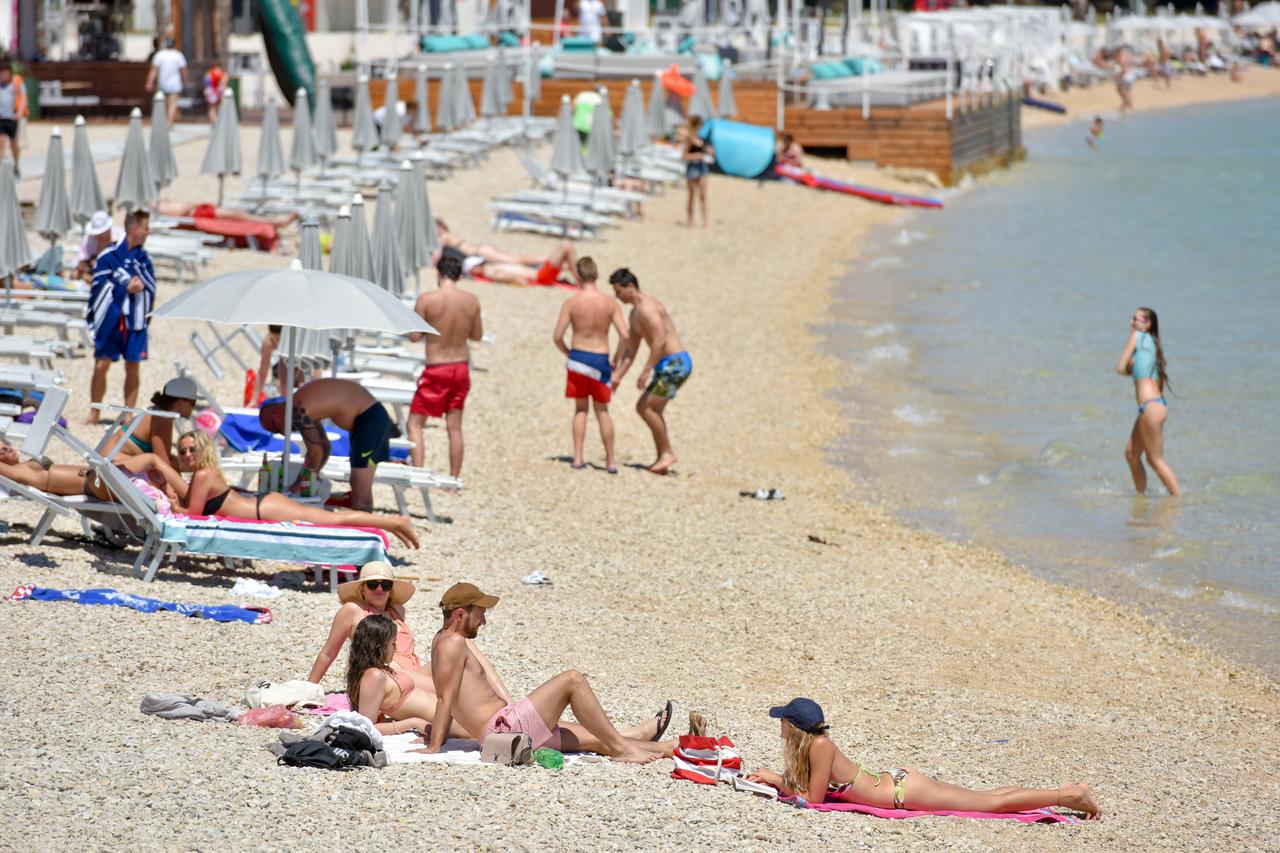 Malobrojni gosti odmaraju se na plaž Zrče