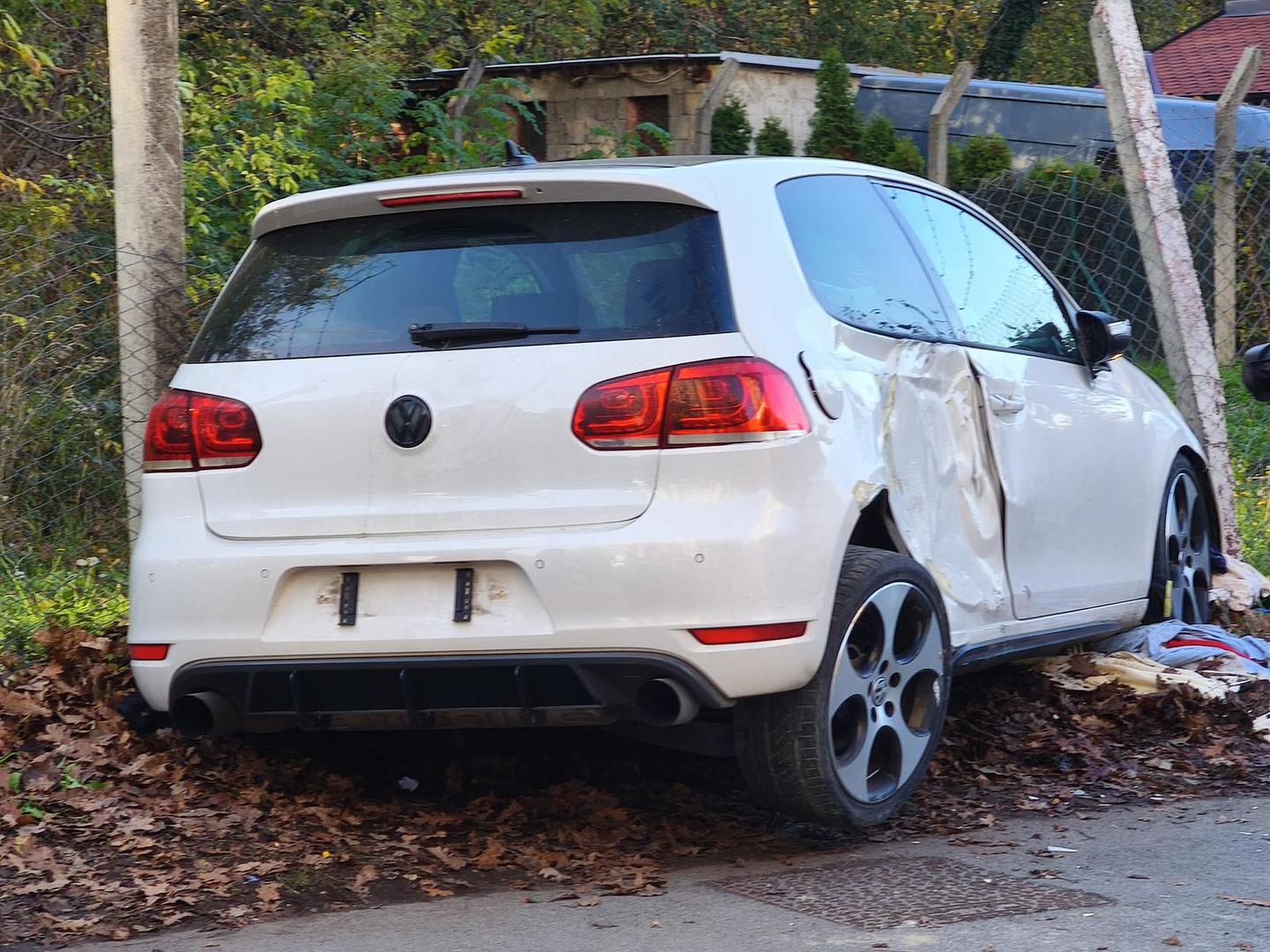 14, November, 2025, Belgrade - A serious accident occurred in Banjica when a car crashed into a group of people, and according to unofficial information two people were taken to the emergency center. Photo: S.S./ATAImages 14, novembar 2025 Beograd -Teska nesreca dogodila se na Banjici kada je automobil uleteo u grupu ljudi, a prema nezvaničnim informacijama dve osobe su prevezene u Urgentni centar.  Photo: S.S./ATAImages Photo: S.S./ATAImages/PIXSELL