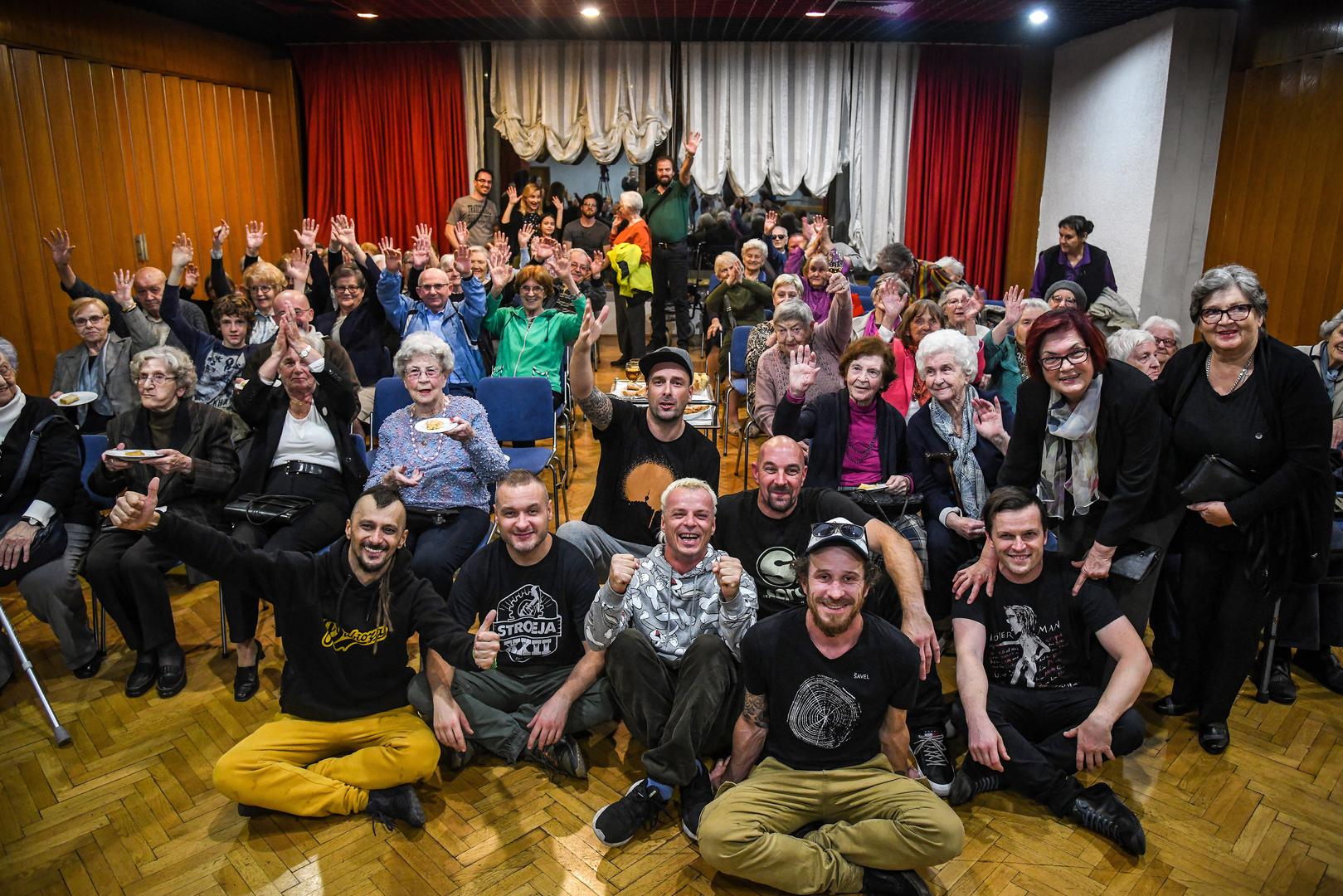 Dubioza Kolektiv odlučila je oraspoložiti stanare staračkog doma na Medveščaku