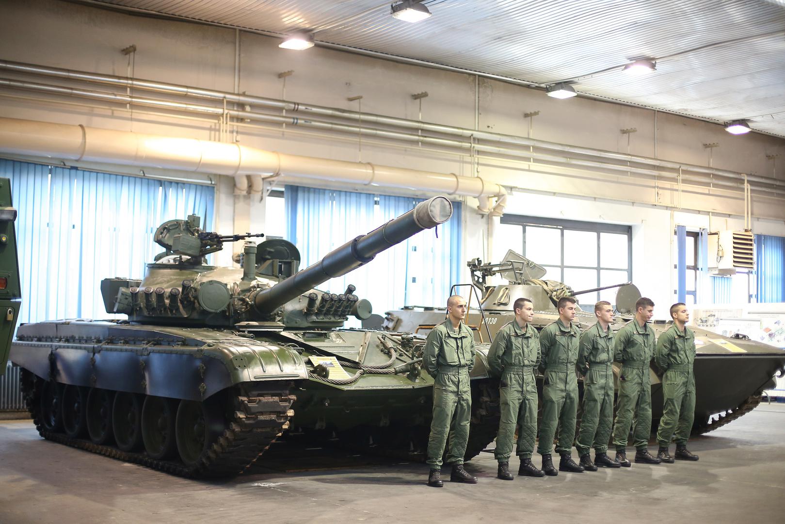 Imali su priliku i razgledati taktičko-tehnički zbor naoružanja i vojne opreme koje kadeti koriste u obuci kao i kabinet oklopništva.