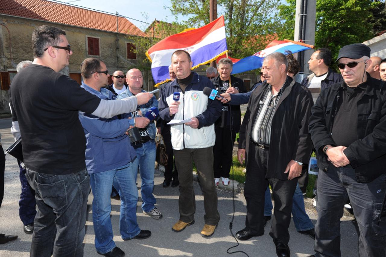 'za dalmaciju i pixsell.....200410...Kistanje Clanovi kordinacije braniteljskih udruga grada Knina, Kistanja i okolice prosvjedovali su u centru Kistanja zbog najava da ce Srpska stranka mijenjati naz