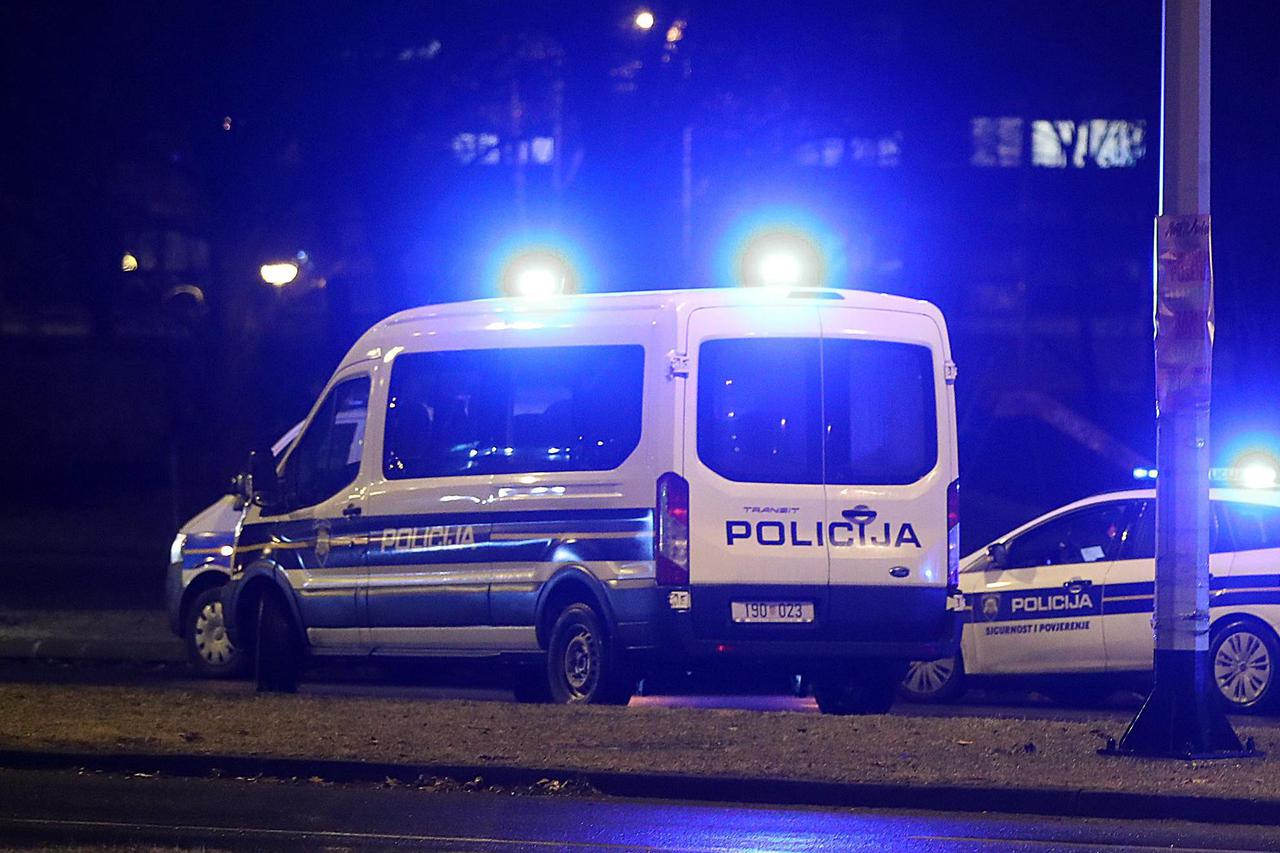 Policijski automobil sudjelovao u nesreći, dvije osobe ozlijeđene