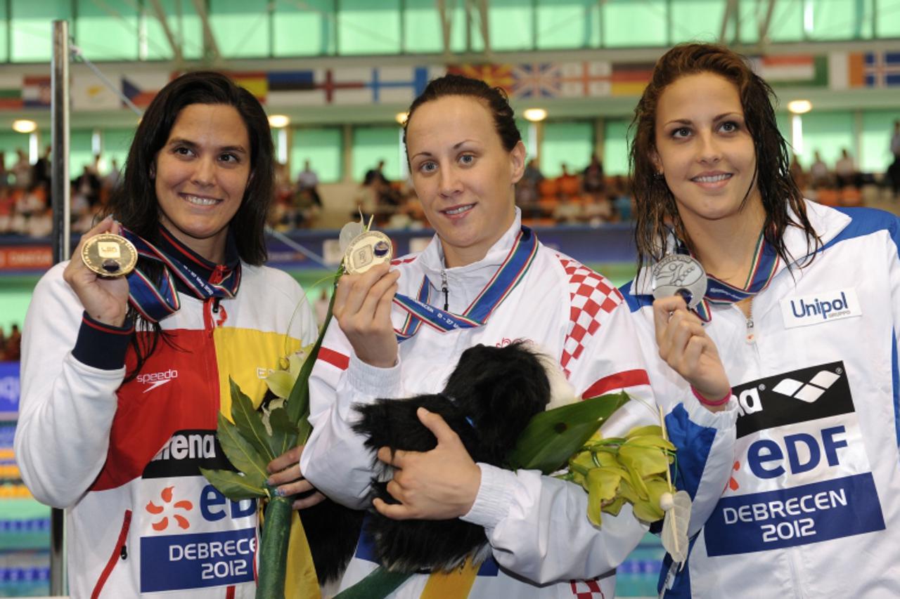 'Gold medallist (C) Spain\'s Mercedes Peris Minguet , silver medallist Italy\'s Arianna Barbieri and bronze medallist Croatia\'s Sanja Jovanovic (R) pose on the podium after they competed in the final