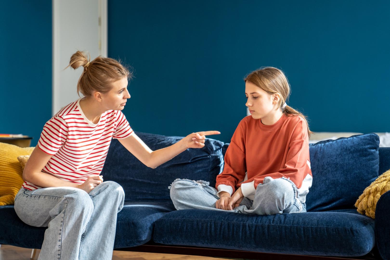 Stalne kritike: Jedan od najuočljivijih znakova je neprestano omalovažavanje i teška kritika, čak i oko sitnica. Kritike mogu obuhvatiti sve, od vaših izbora do načina na koji živite ili odgajate vlastitu djecu. S vremenom to stvara jaku sumnju u sebe i otežava donošenje zdravih odluka.