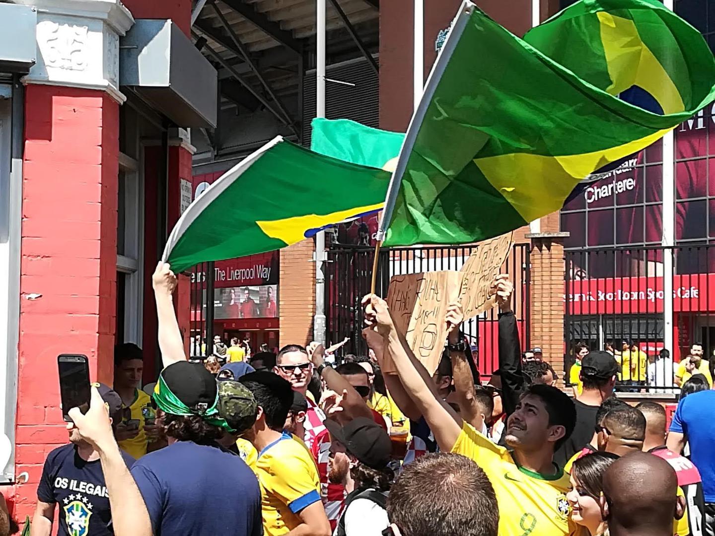 Navijači obiju reprezentacija uoči utakmice međusobno se grle i zajedno pjevaju