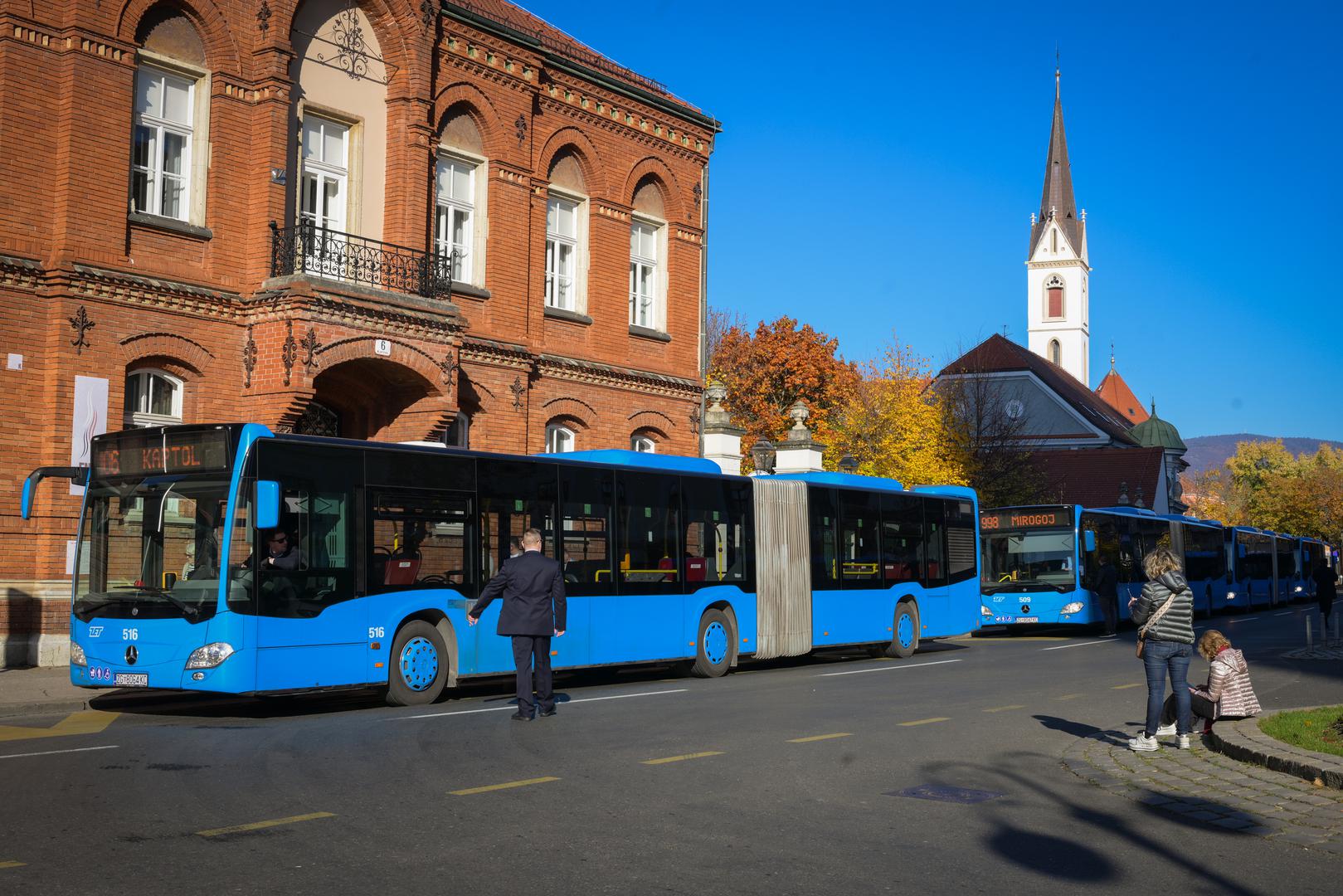 Hrvati se prisjećaju svojih najmilijih koji više nisu s nama. Nose cvijeće na njihova zadnja počivališta, u molitvi pale svijeće... 