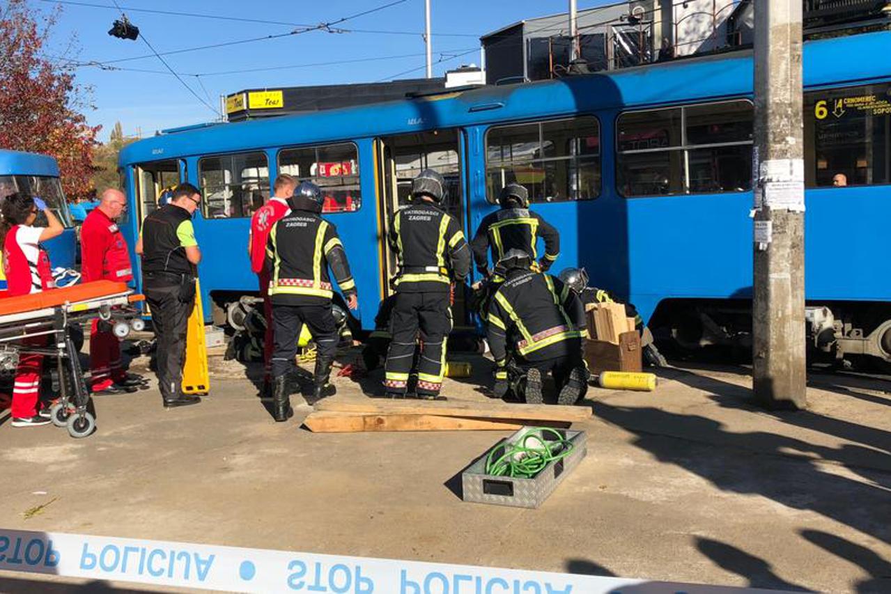 Žena podletjela pod tramvaj na Črnomercu