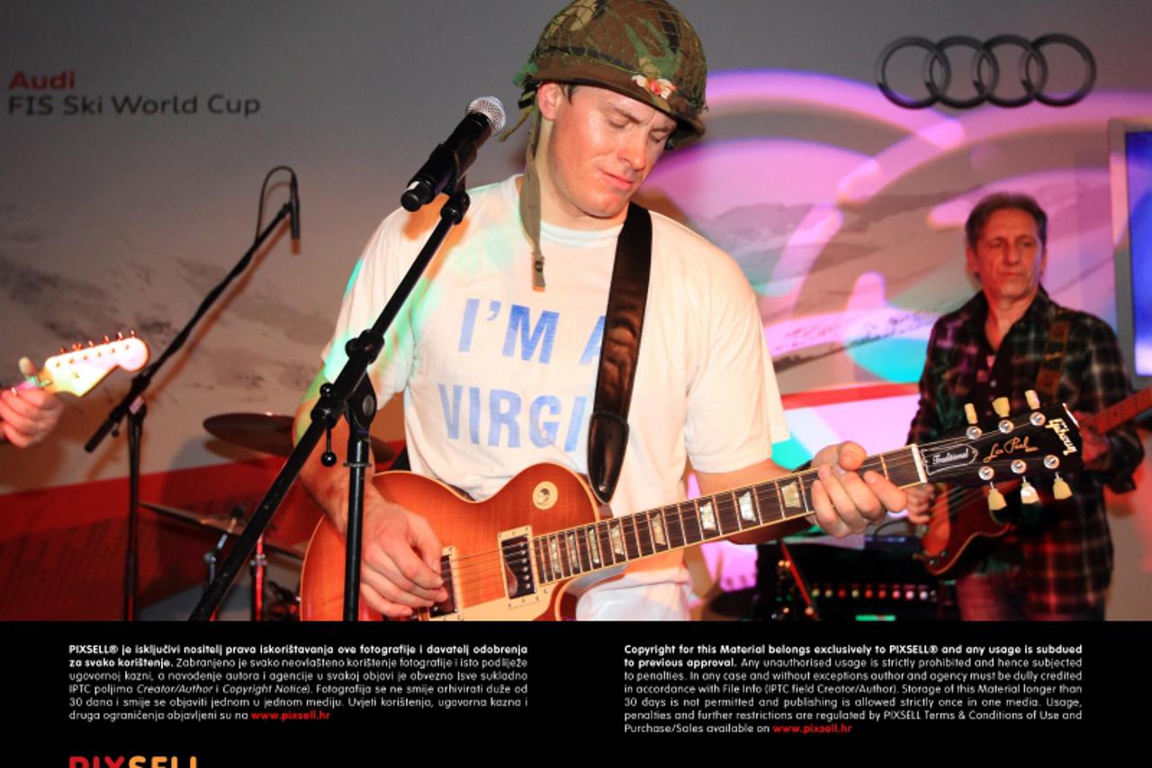 '19.03.2011., Lenzerheide, Svicarska - Zavrsnica svjetskog skijaskog kupa. Ivica Kostelic proslavio je osvajanje Velikog kirstalnog globusa svirajuci gitaru na partyu povodom zavretka sezone. Photo: Z