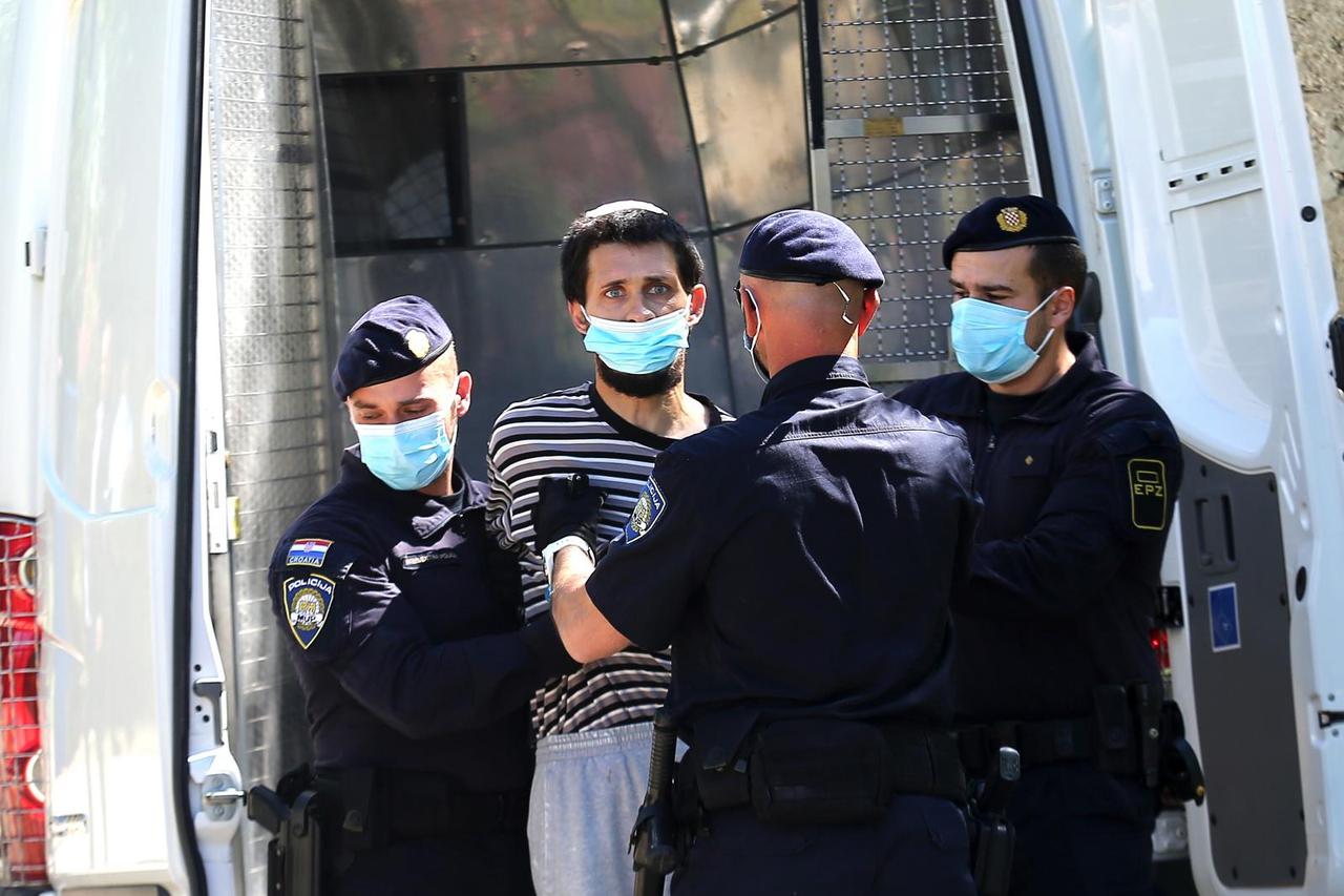 Policija dovodi osumnjičenog za ubojstvo u kuću u Gaćeleze kako bi se rekonstruirao događaj