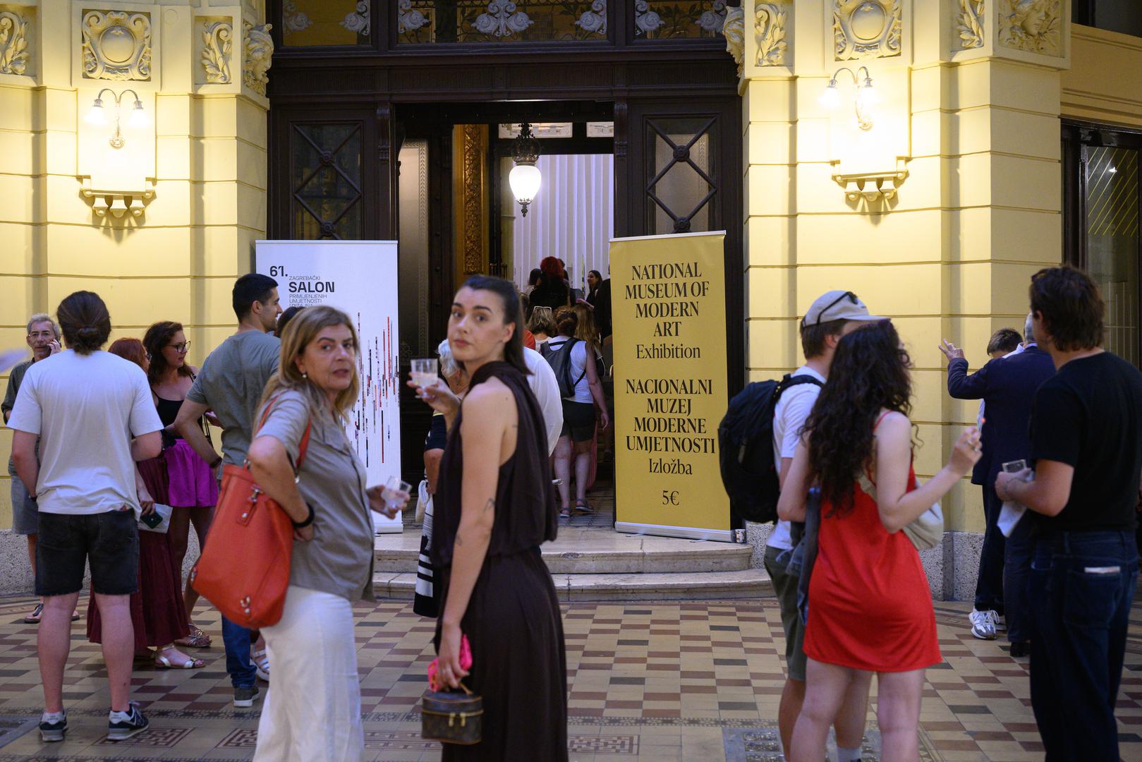 Autorica likovnog postava i vizualnog identiteta izložbe Maša Vukmanović rekla je kako se radi o dijalogu primijenjene umjetnosti i dizajna s vremenom, koji je bio točka fokusa oko koje su umjetnici gradili vizualne identitete. „Svi radovi su beskrajno različiti, stoga je bilo bitno napraviti vizualni identitet koji će povezati svu tu raznolikost u jednu vizualnu cjelinu”, napomenula je