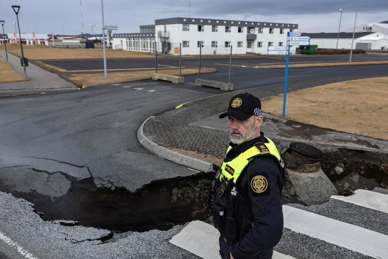 Risk of volcanic eruption in Iceland remains high