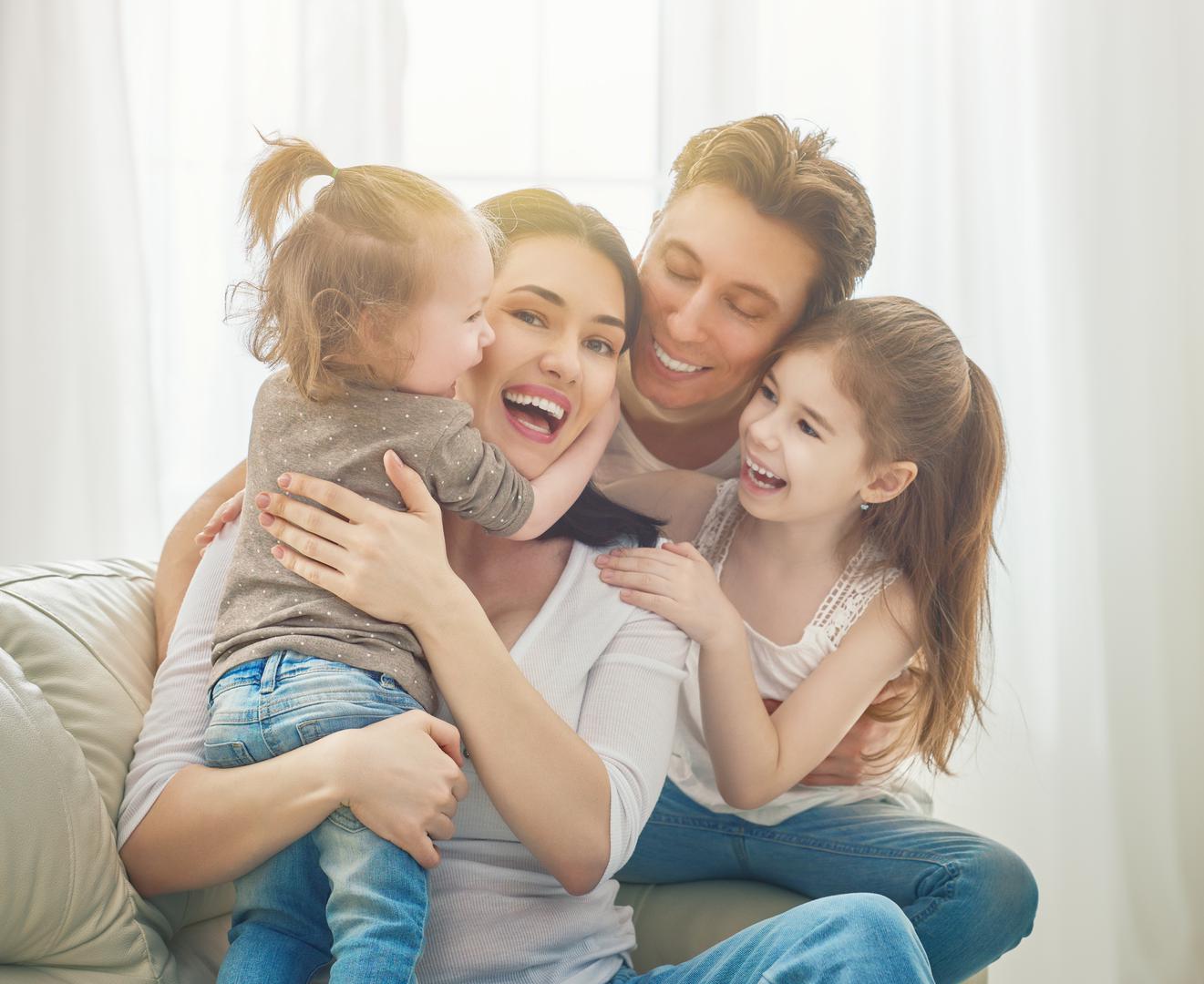 Smanjuje krvni tlak- Svakodnevni zagrljaji između obitelji i partnera smanjuju krvni tlak kod žena, pogotovo starijih žena koje ulaze u menopauzu.