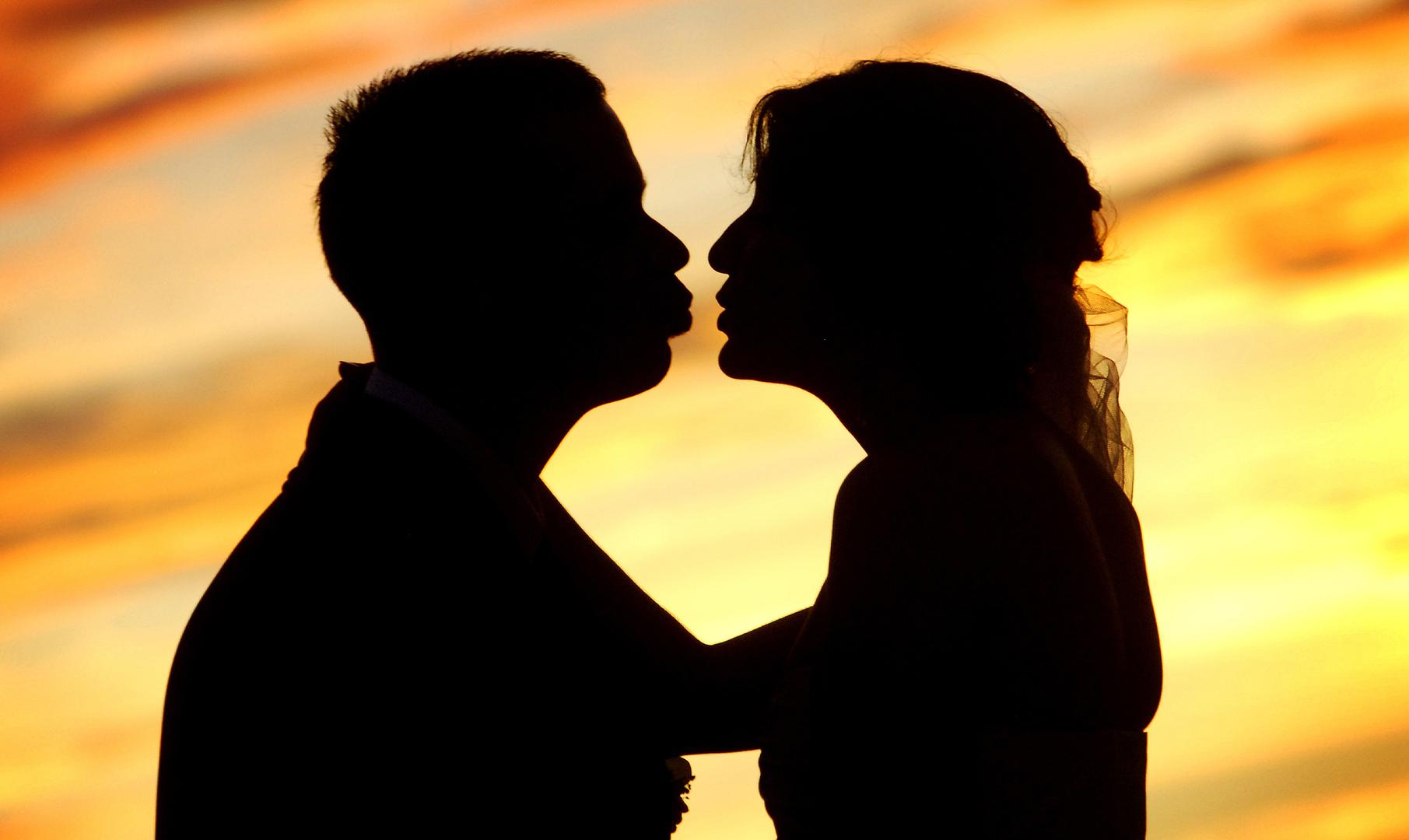 10. Seks je kombinacija grljenja i ljubljenja. 