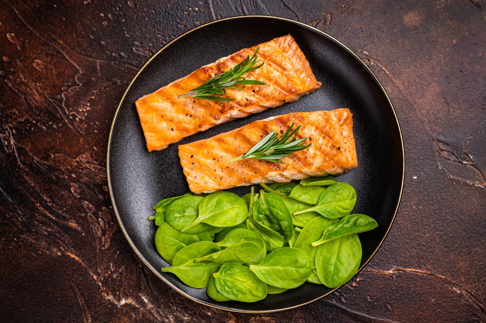 Namirnice bogate vitaminom D: Često čujemo da je sunce važan izvor ovog esencijalnog vitamina; međutim, ispada da hrana također može biti vrijedan izvor, posebno u zimskim mjesecima. Torrens je preporučila konzumiranje masne ribe, poput lososa i skuše, jaja, pa čak i gljiva. Vitamin D je neophodan za cjelokupno zdravlje, a nedostatak je povezan s većim rizikom od infekcije. Barem jedna porcija masne ribe može vam dati prijeko potrebnu dozu omega-3 masti koje su neophodne za proizvodnju imunoloških stanica.