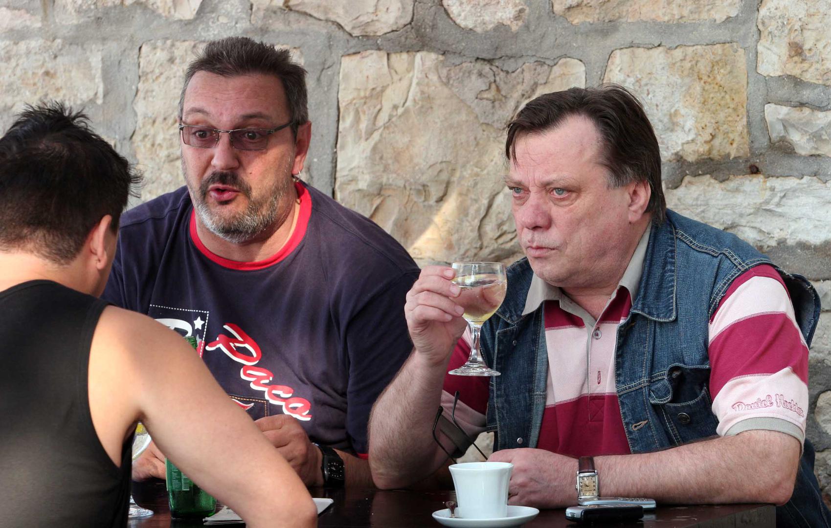 – Ženu nisam upoznao na nastupu. U jednoj kavani gdje sam nastupao, na ulazu u Sarajevu... tu je radila moja svastika, bila je kuharica, i ona me je upoznala sa Sejdom. Ona nije izlazila po kavanama. Kada smo se upoznali, vidio sam da je to to, zabavljali smo se pola godine i odmah poslije toga smo se vjenčali. Eto, tolike godine funkcioniramo i dan danas. Bilo je teških godina u našem odnosu, ali sve smo prebrodili. Kada smo bili mlađi, to je nekako i normalno – izjavio je Halid za Kurir. 