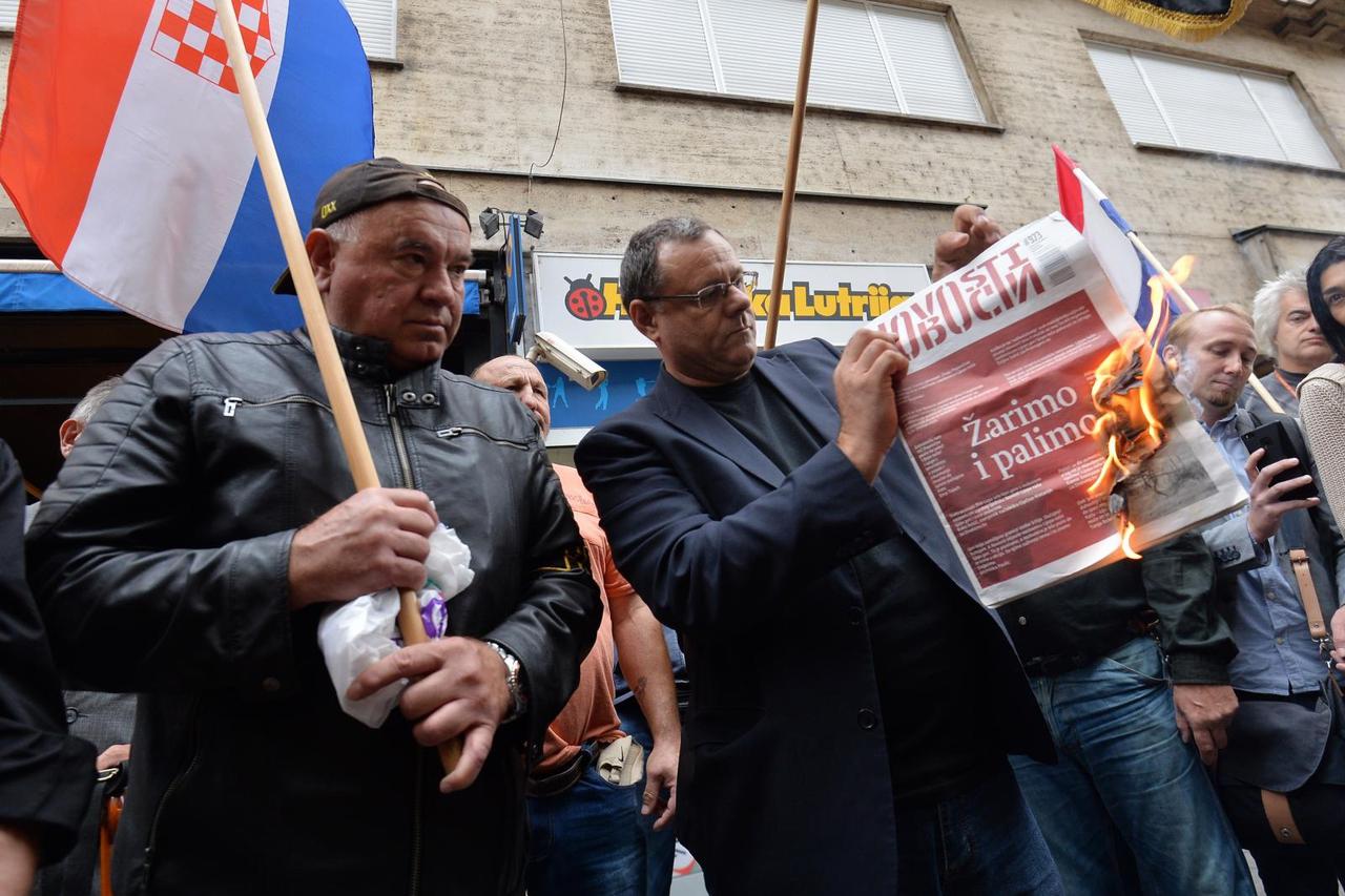 Članovi A-HSP-a ispred sjedišta SNV-a zapalili Novosti