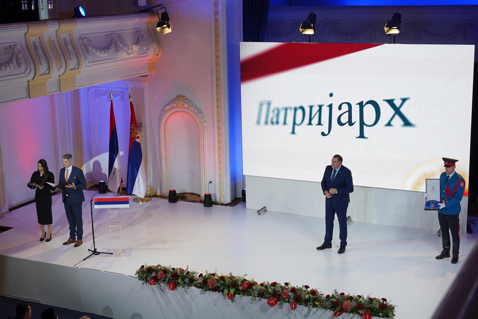 08.01.2022., Kulturni centar Banski dvor-koncertna dvorana, Banja Luka (BiH) – Program povodom proslave Dana Republike Srpske, 9. sijecnja, dodjela odlikovanja zaslužnim institucijama i pojedincima. Predsjednik RS Milorad Dodik, izmedju ostalih, odlikovao i Vladimira Putina, predsjednika Ruske federacije, i majku i brata nedavno preminulog nogometasa Srbije Sinise Mihajlovica.Photo: Dejan Rakita/Pixsell Photo: Dejan Rakita/PIXSELL