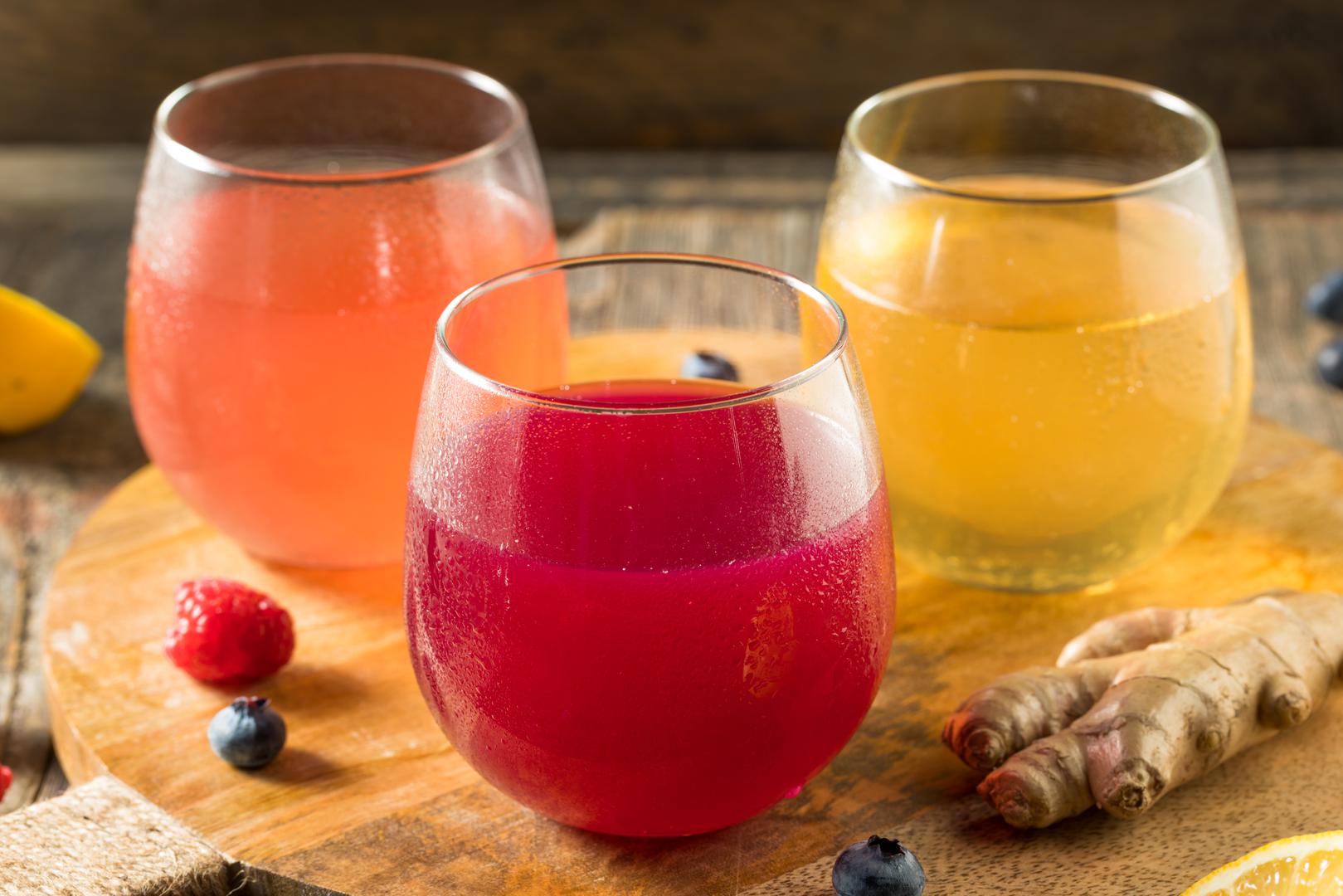 Tvrda kombucha: Kombucha je fermentirani napitak napravljen od čaja, šećera i aktivne bakterijske kulture kvasca. Budući da je fermentiran, prirodno ima vrlo niske razine alkohola, no tvrda kombucha fermentira se dulje kako bi se stvorio viši volumenski sadržaj alkohola. Čini ga svježim i ukusnim, blago alkoholnim pićem, koje je izrazito bogato probioticima. Dijetetičari tvrde da koristi koja se vidi kod pijenja kombuche je njezina sposobnost da pomaže u probavi i jača vaš imunitet uvođenjem zdravih bakterija u mikrobiom crijeva, slično drugim fermentiranim namirnicama poput jogurta ili kimchija. 