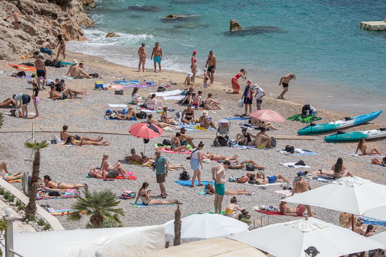 Dubrovnik: Plaža Banje puna je posjetitelja koji uživaju u moru