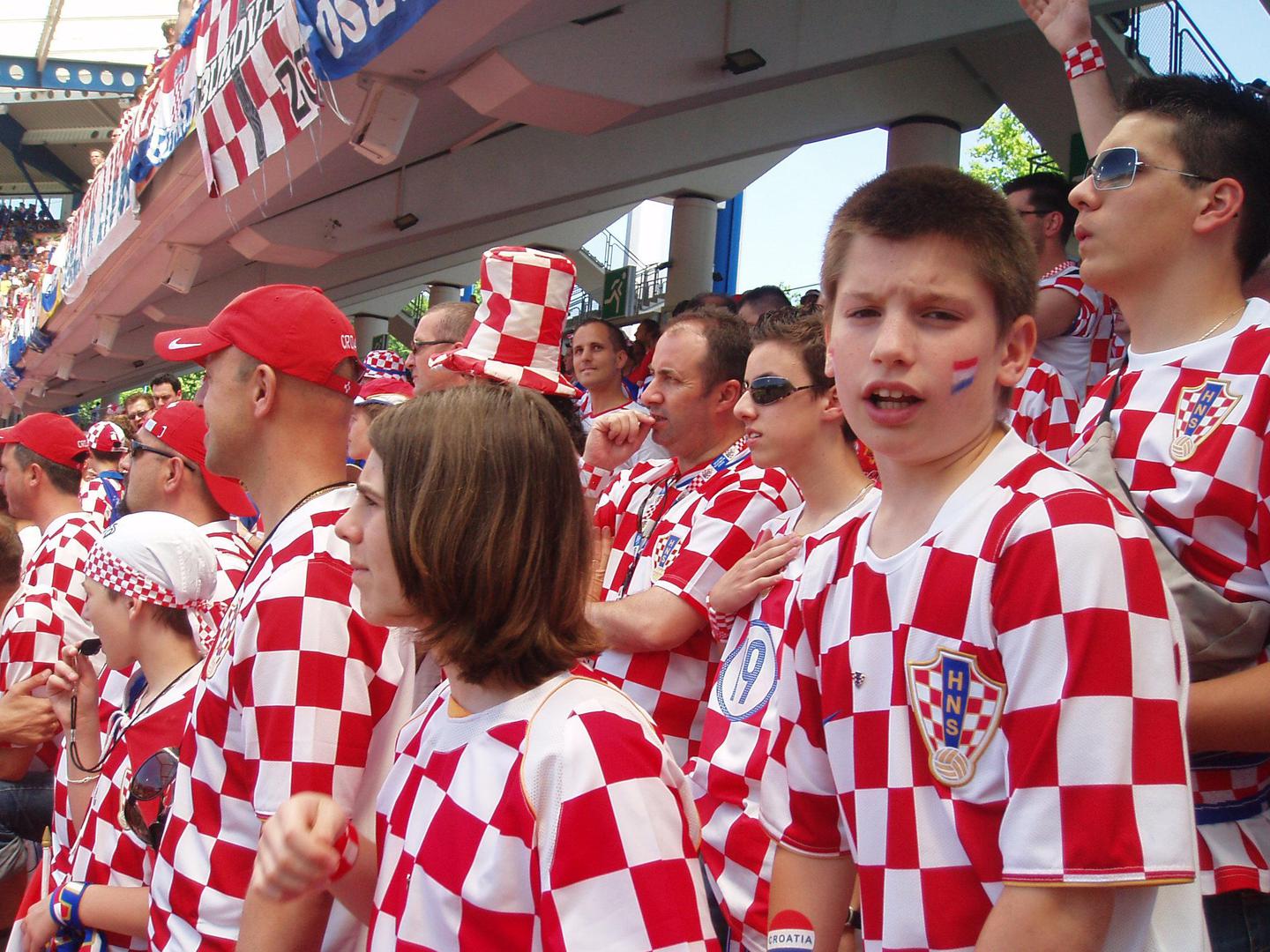 Na njoj mali Dominik Livaković na tribinama za vrijeme SP-a u Njemačkoj 2006. navija za Hrvatsku. Odjeven je u kockasti dres, s 'ratnim' bojama na licu. "Samo je sanjao i evo do kuda ga je san doveo…", pisalo je uz objavljeni video.