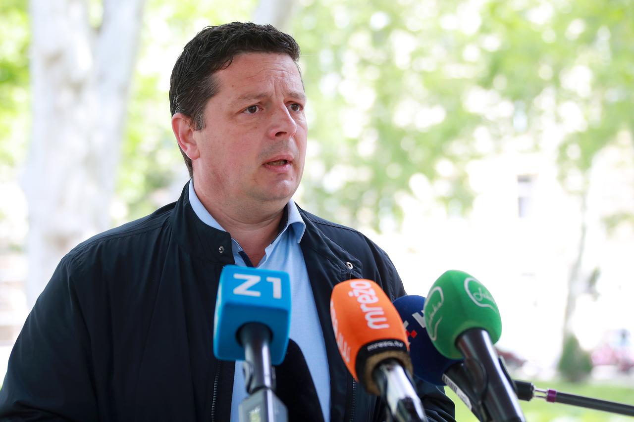 Zagreb: Gradski zastupnik Tomislav Stojak (HNS) održao je konferenciju za medije