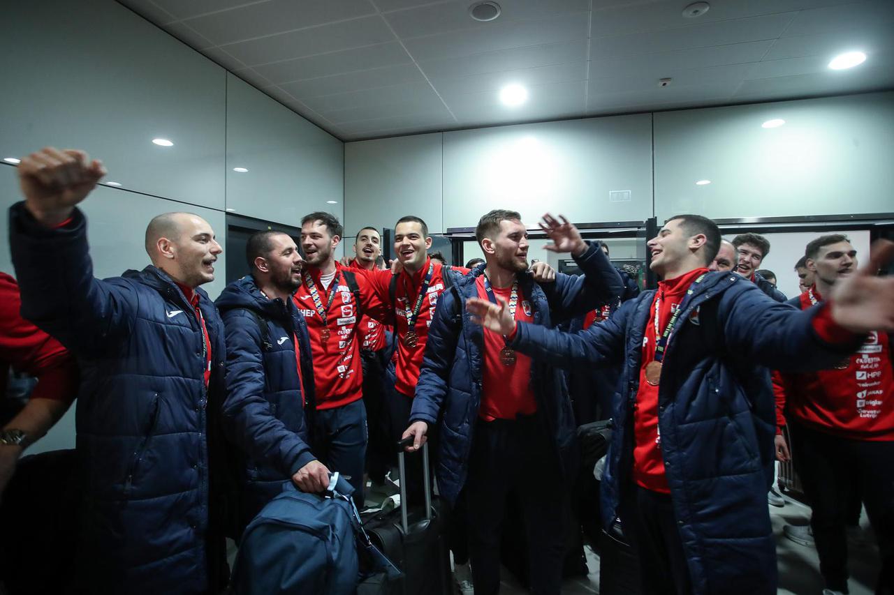 Docek broncanih rukometasa na zracnoj luci Franjo Tudjman